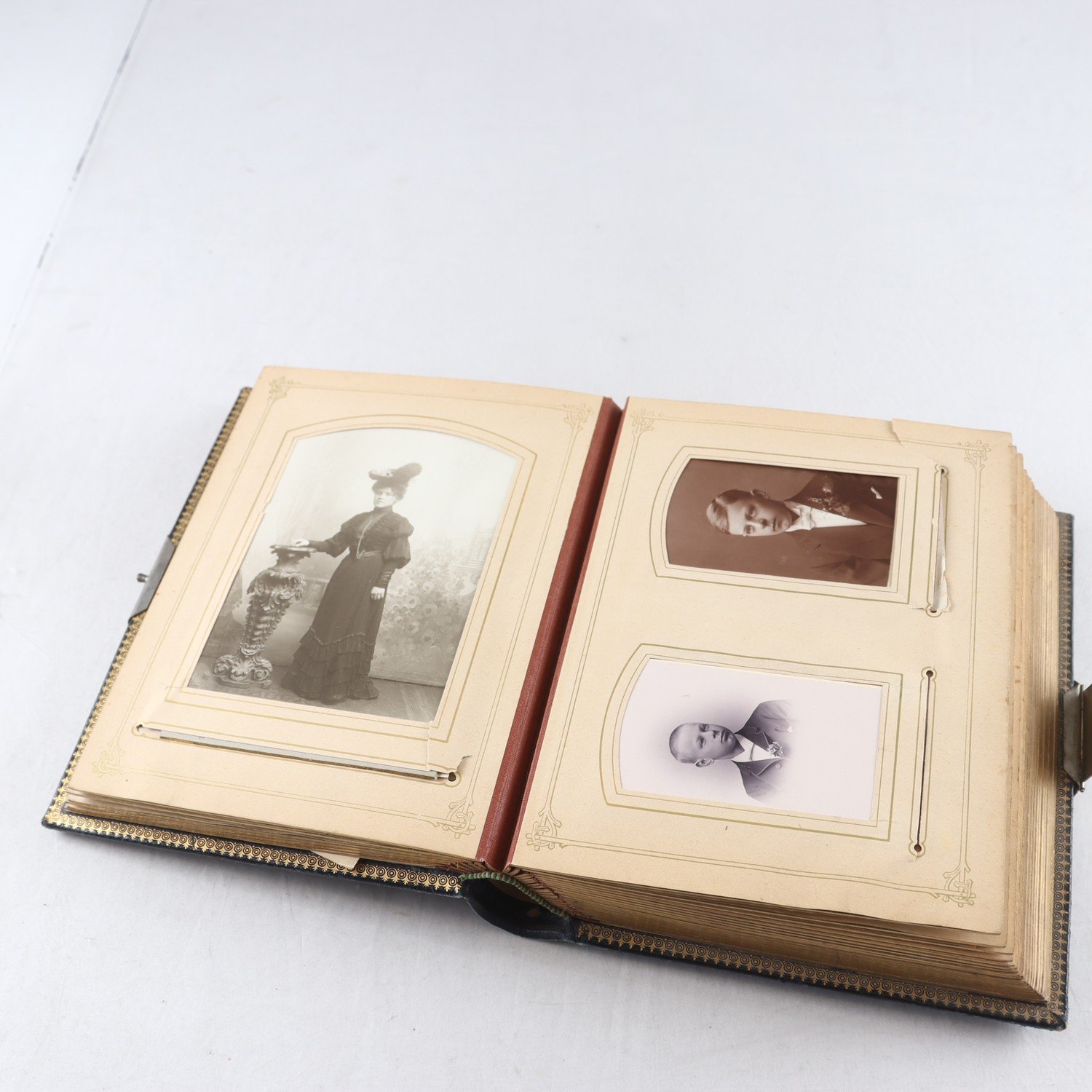 Fotoalbum med porträtt, sent 1800-tal