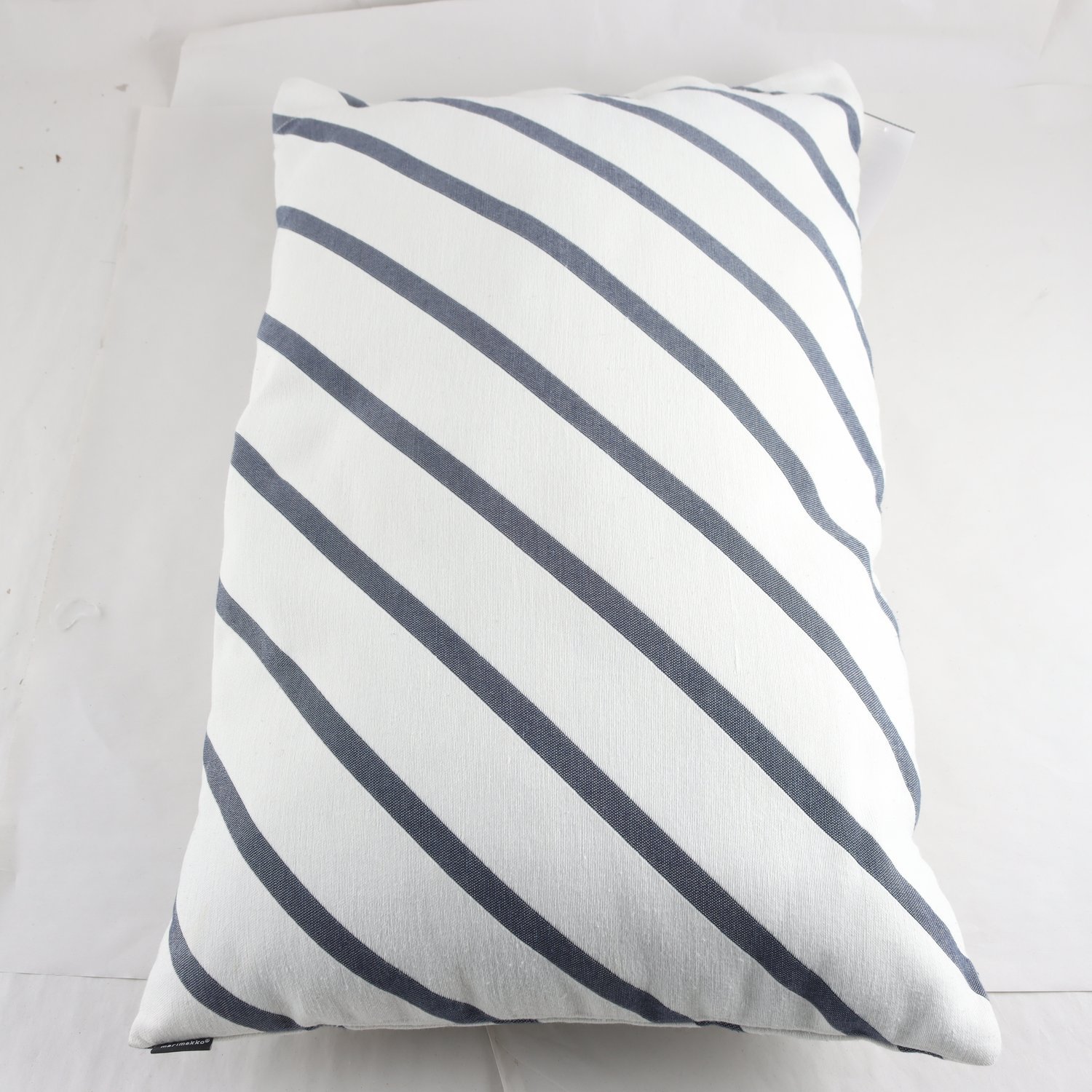 Prydnadskudde, Marimekko, blå/vit randig, 60x35cmm