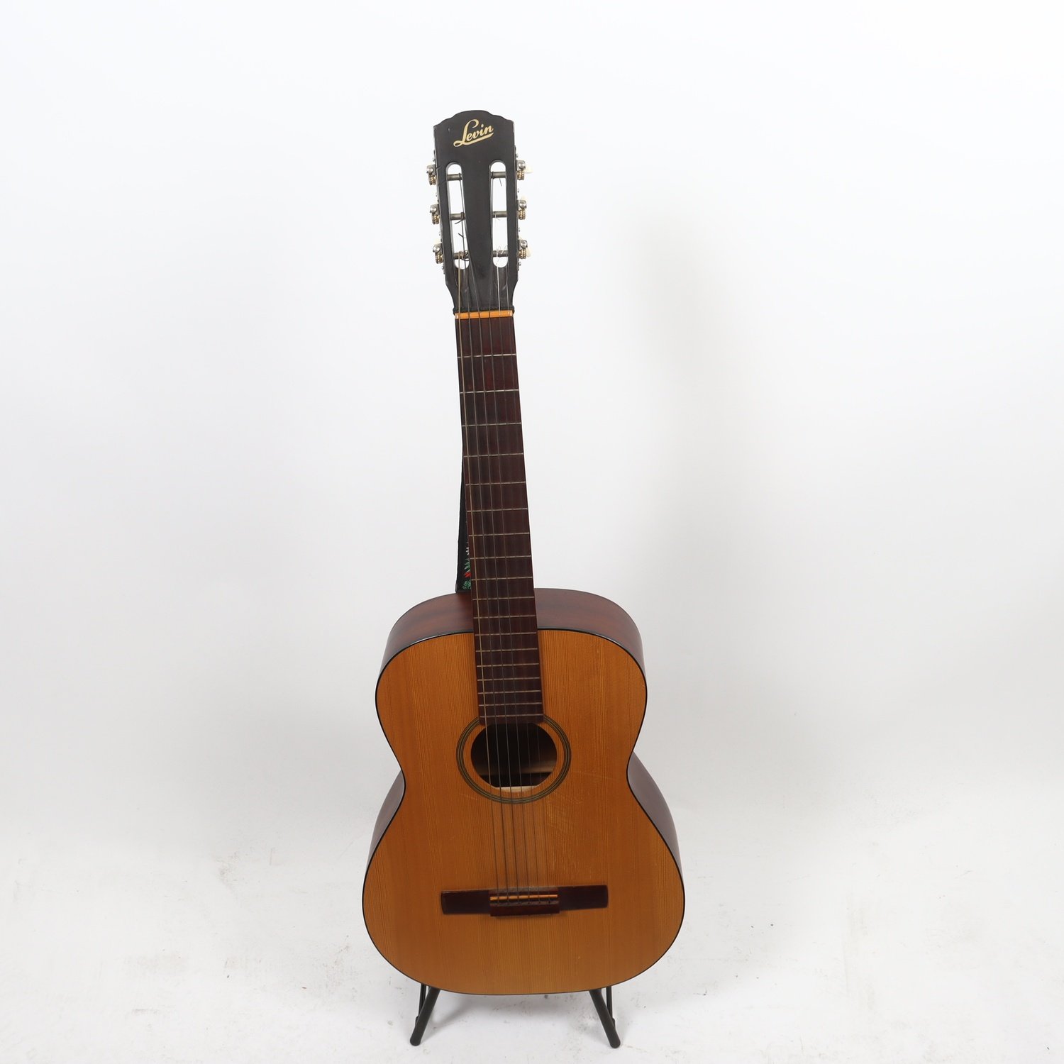 Akustisk gitarr, Levin. Endast avhämtning.