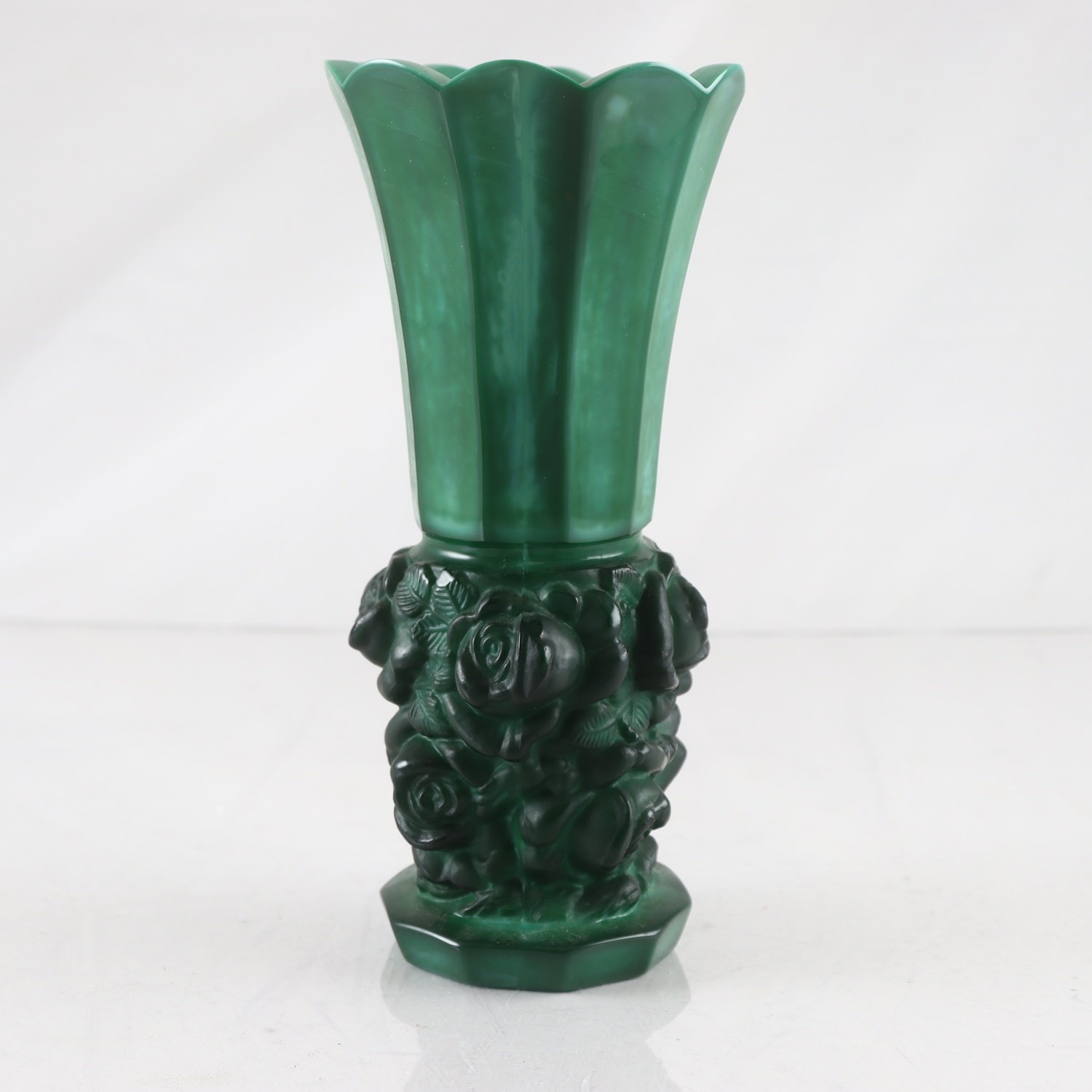 Vas, malakitgrönt glas, Desna, Tjeckoslovakien. Samfraktas ej.