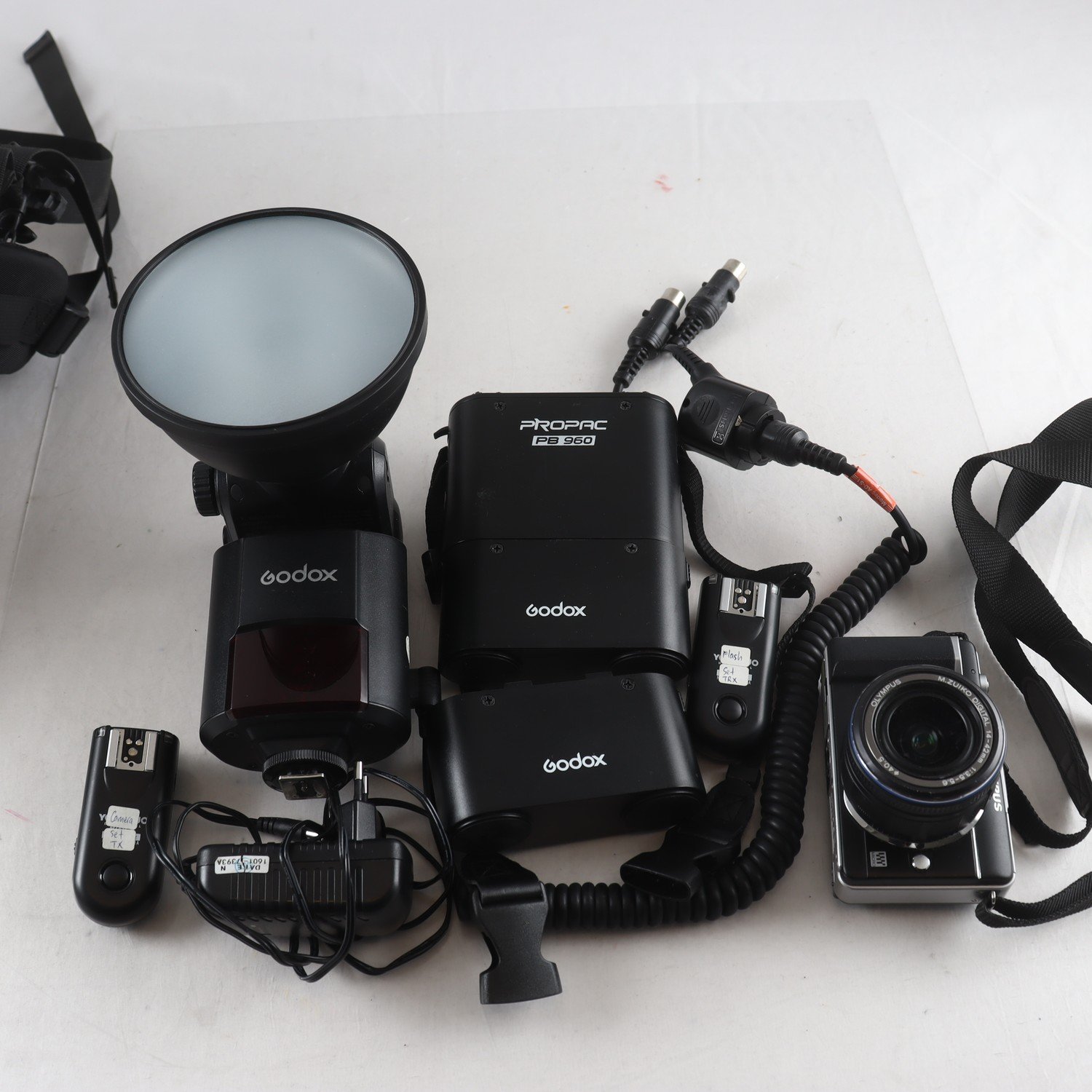 Kamera & Kamerautrustning. Olympus, Godox. Samfraktas ej.