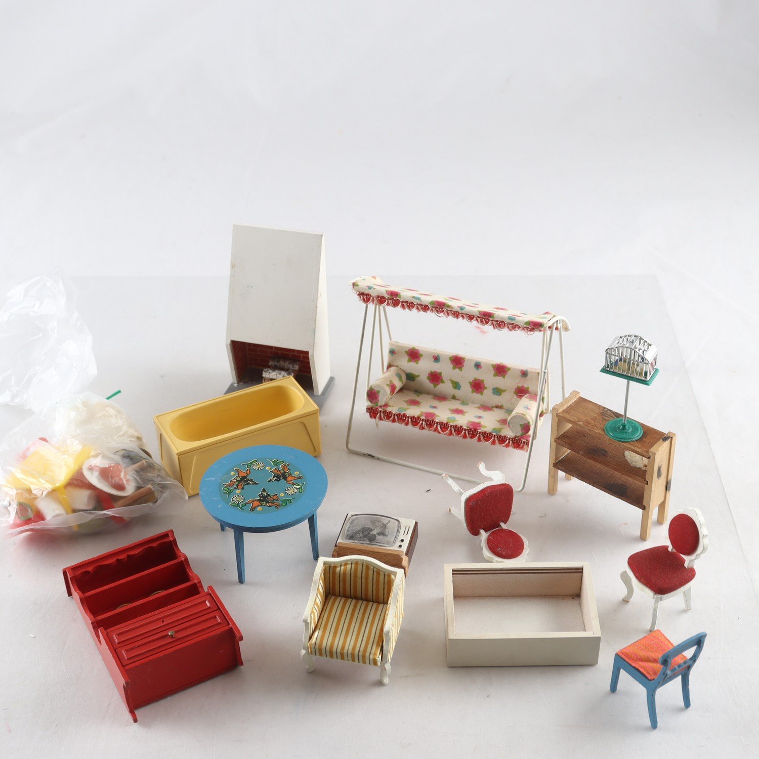 Dockskåpsmöbler, Lundby mfl, blandat. Endast avhämtning.