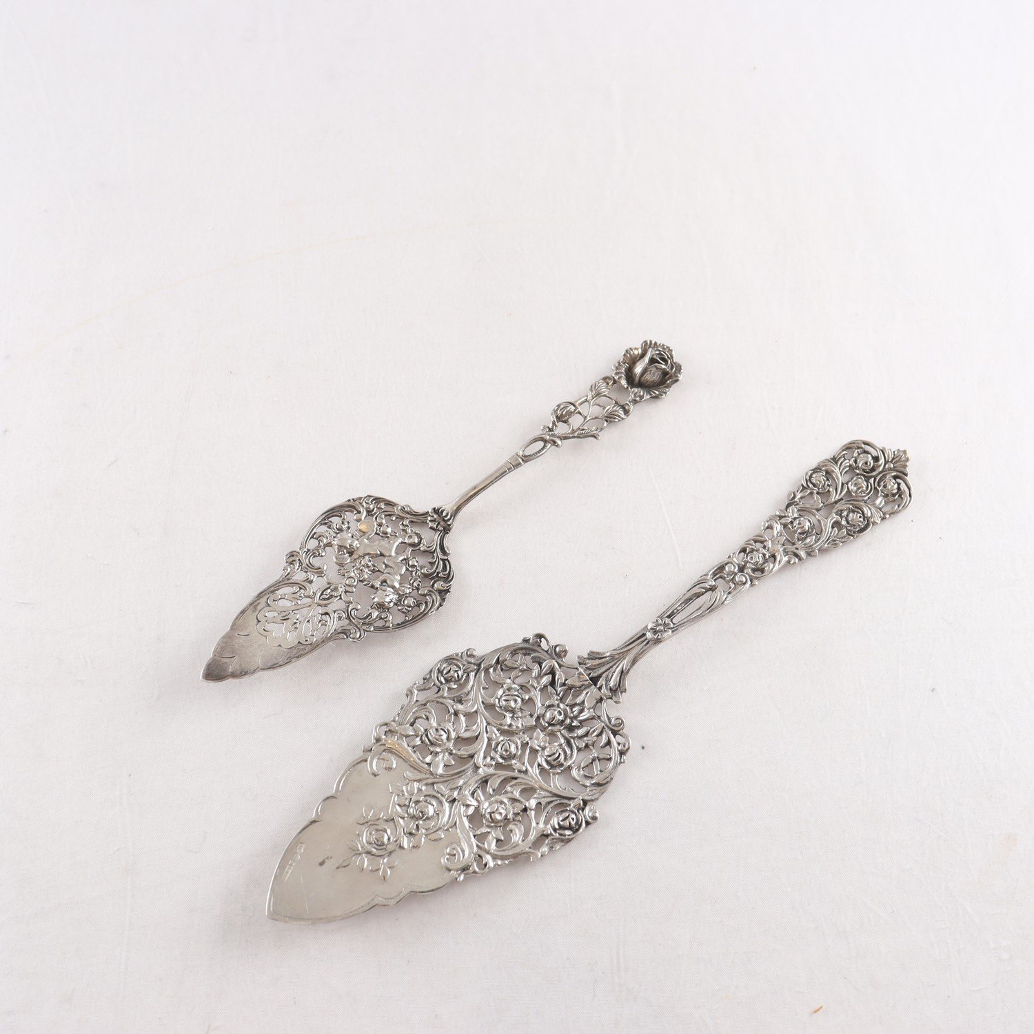 Tårtspadar, silver, den större: GEWE, Malmö, 1959, den mindre: Kattfot, s