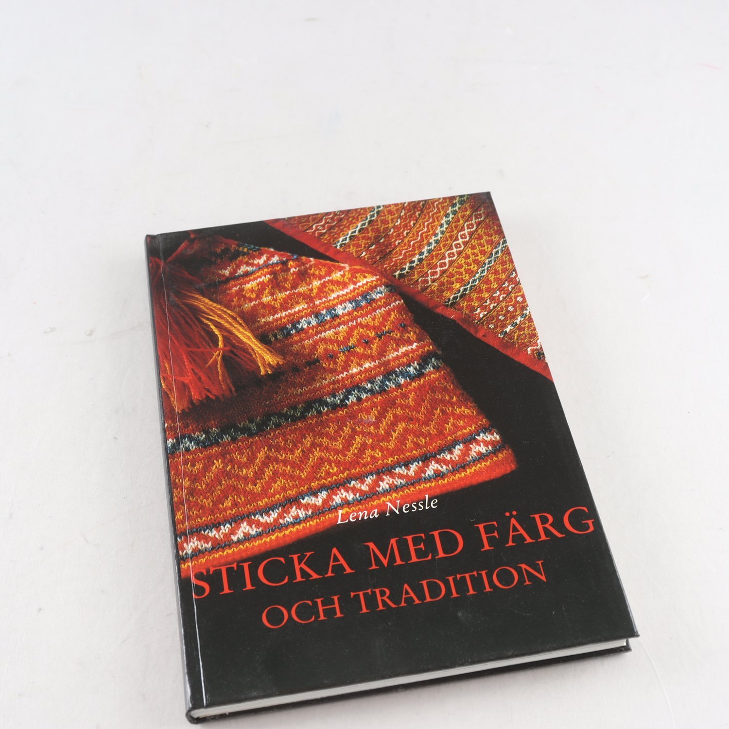 Lena Nessle, Sticka med färg och tradition