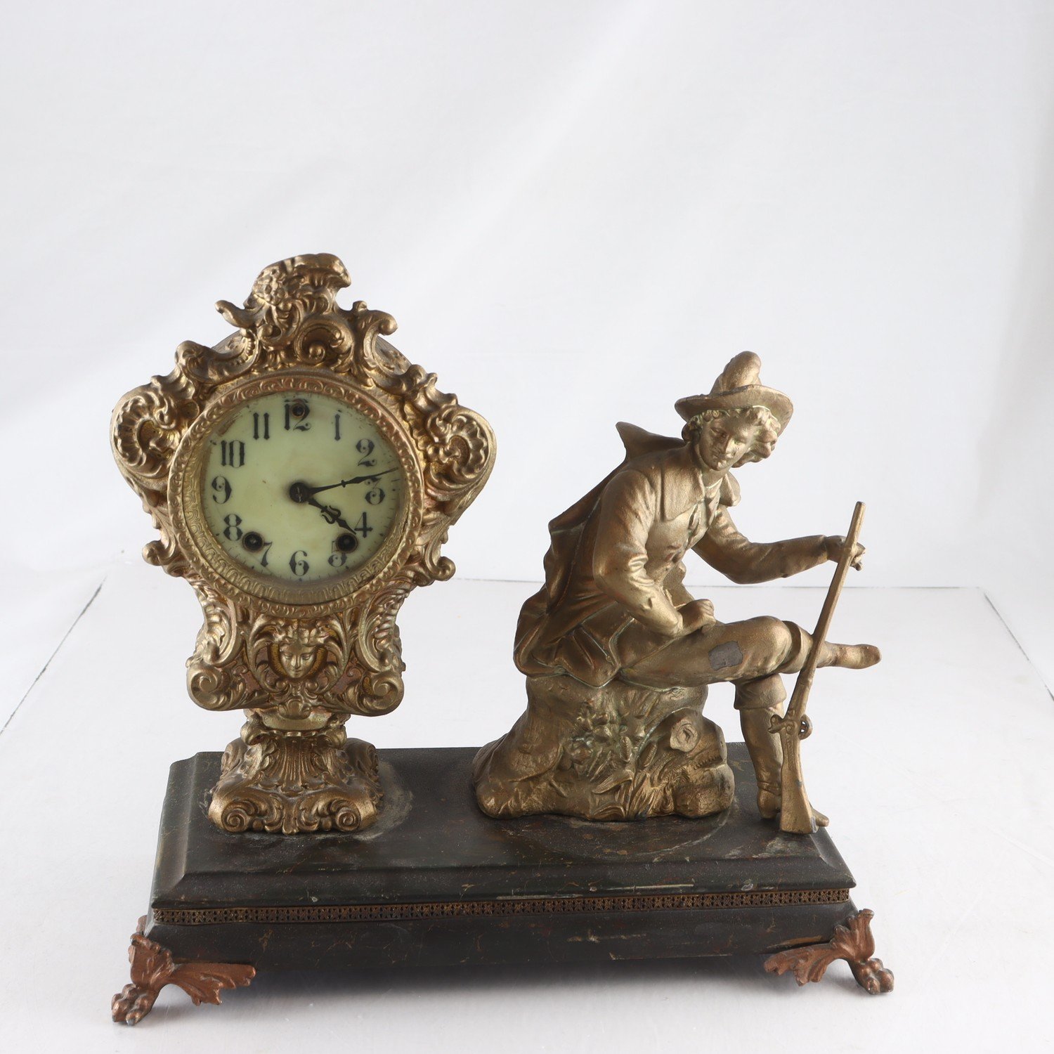 Bordsklocka, spelter på träsockel, 1800-tal. Repobjekt Endast avhämtning