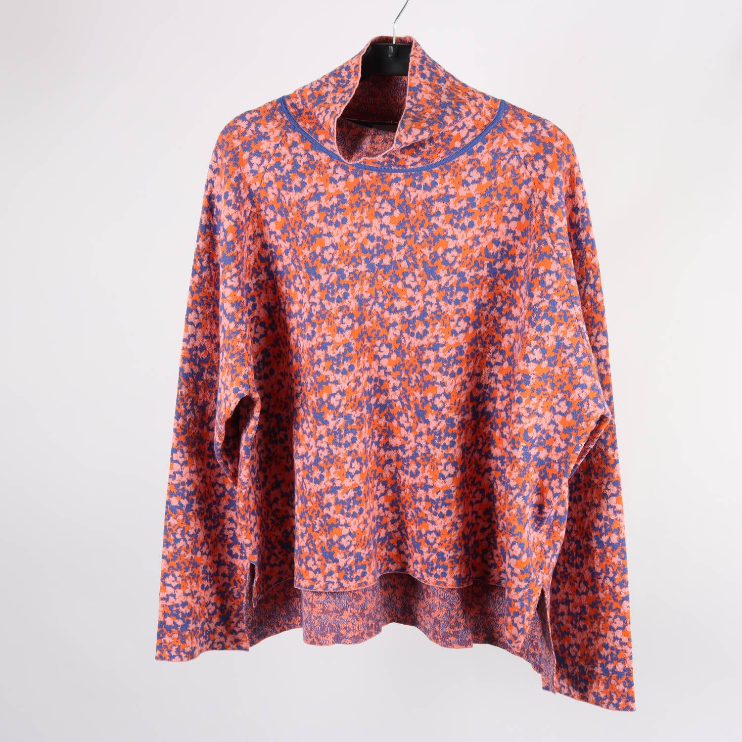Stickad tröja, By Marlene Birger, orange/blå, mönstrad, stl. XL