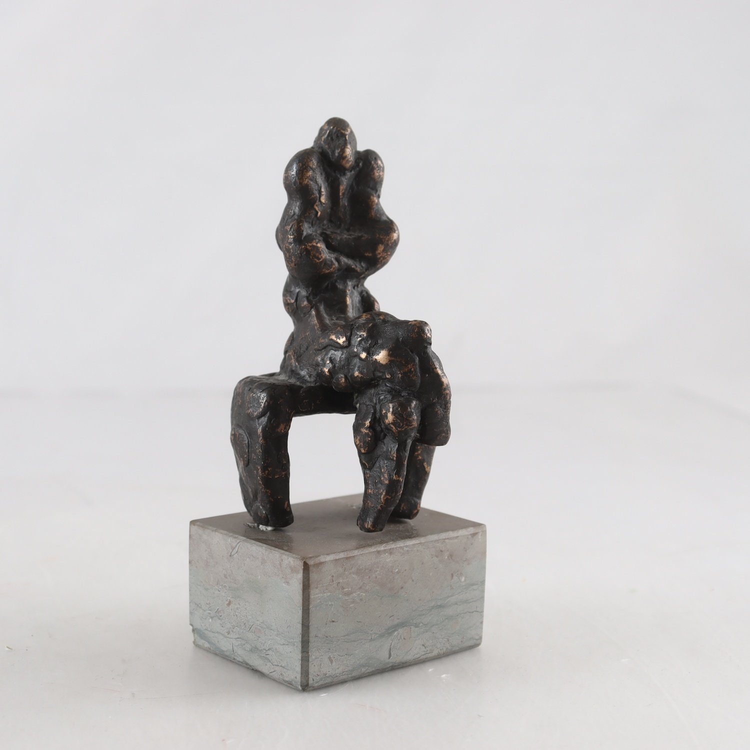 Skulptur, bronsfigurer, stensockel, Jörgen Hammar, nr 23/50