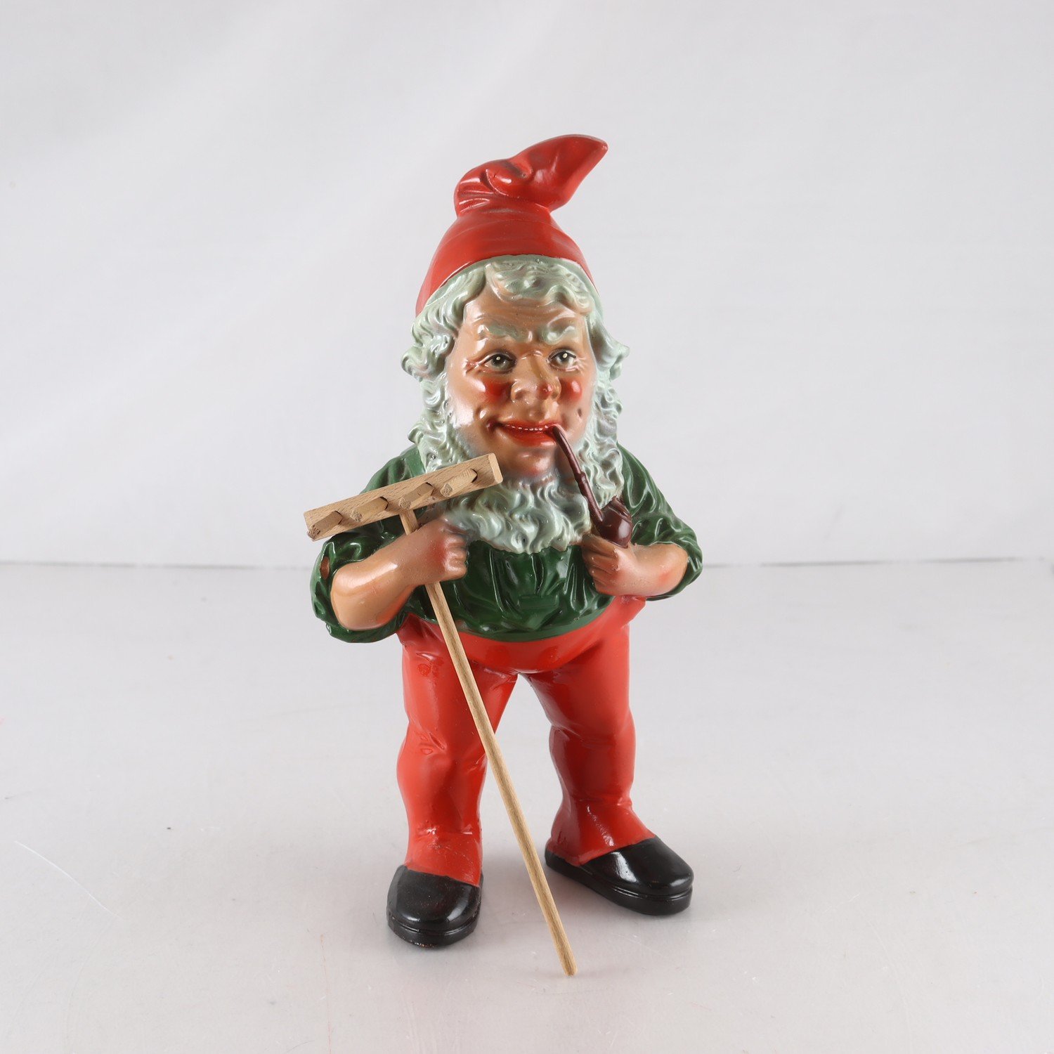 Tomte med räfsa, keramik,