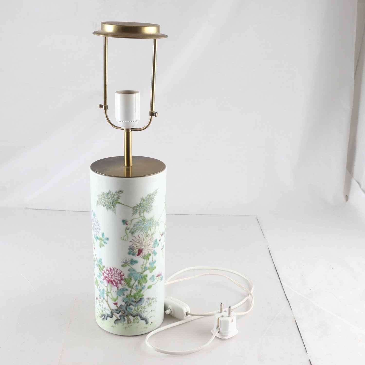 Bordslampa, Famille rose,med tecken hongzian, (1915-1916), Kina. Samfraktas ej.