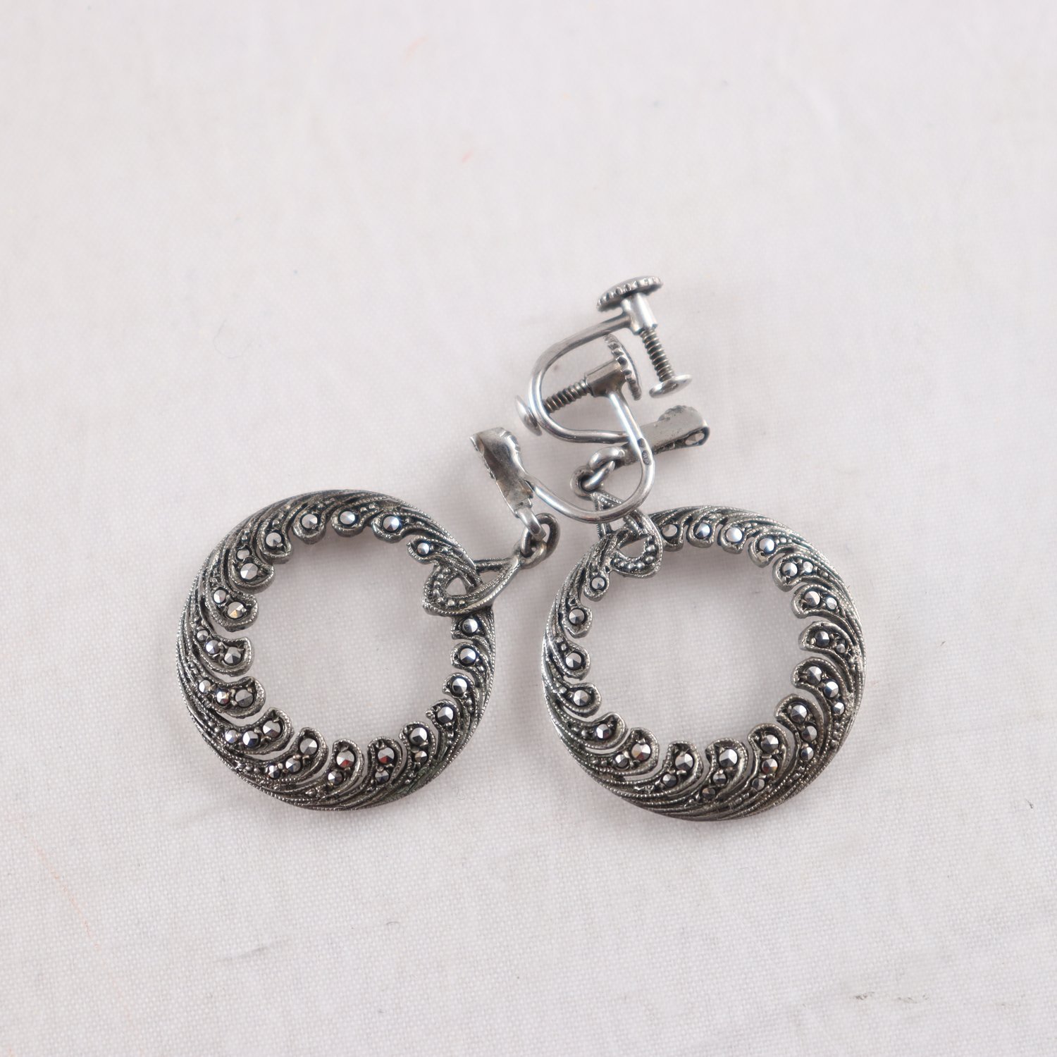 Örhängen, silver och markasiter, snurrlås, vintage.