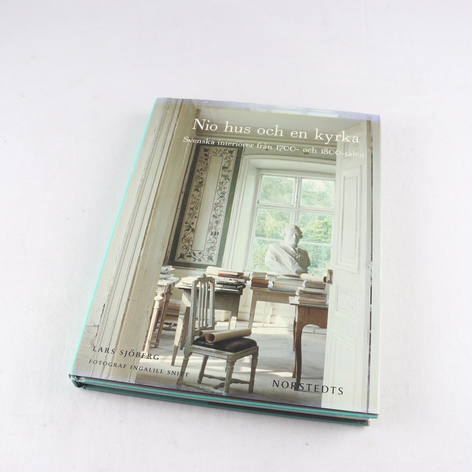 Nio hus och en kyrka: Svenska interiörer från 1700- och 1800-talen