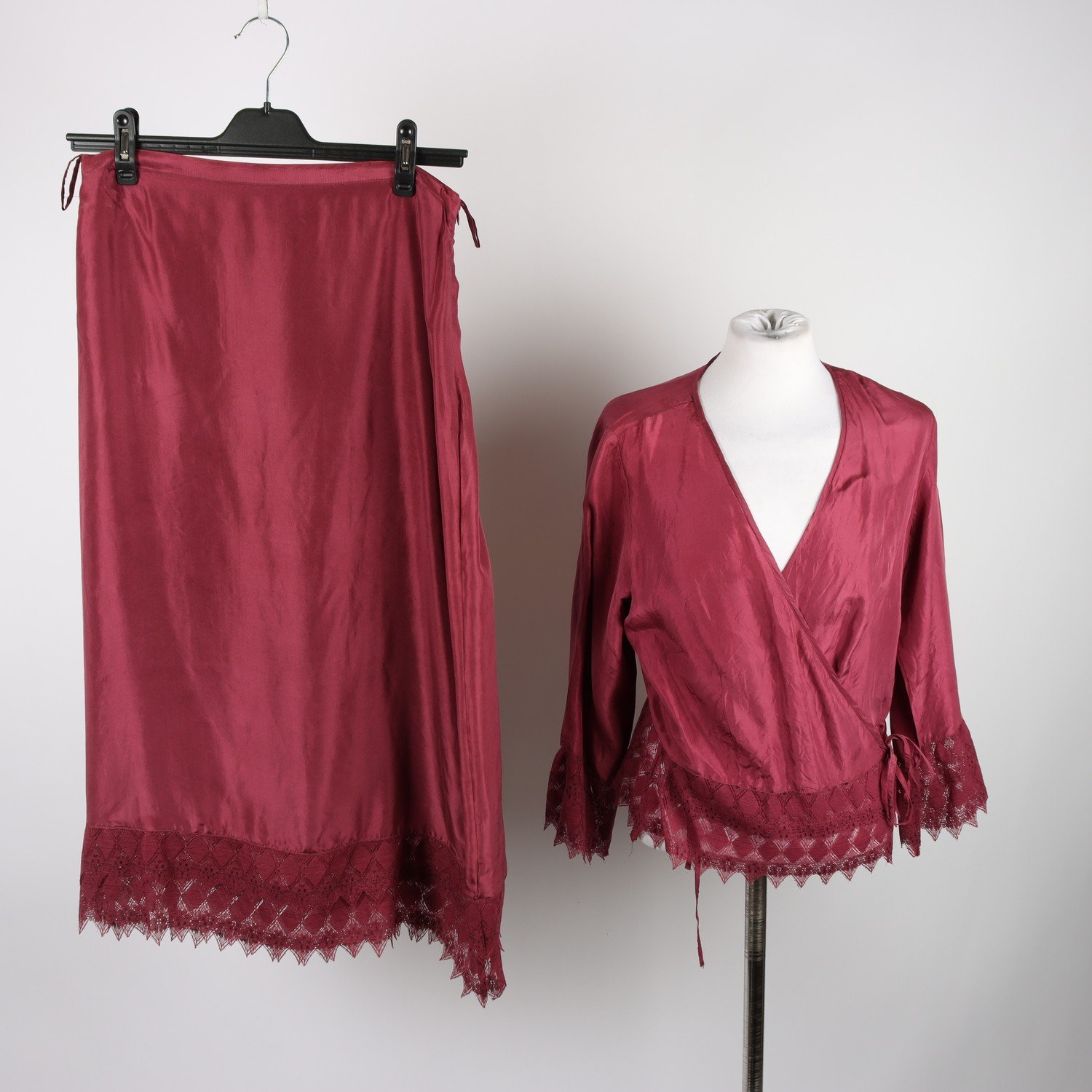 Set med blus & kjol, Sisters, vinröd, 100% siden, stl. 40