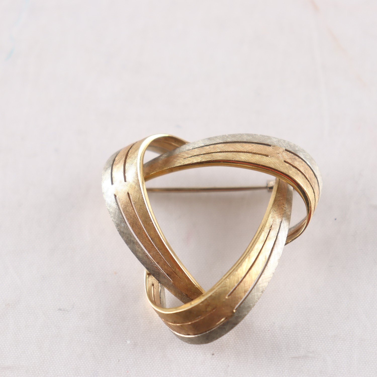 Brosch, trefärgat 18k guld.