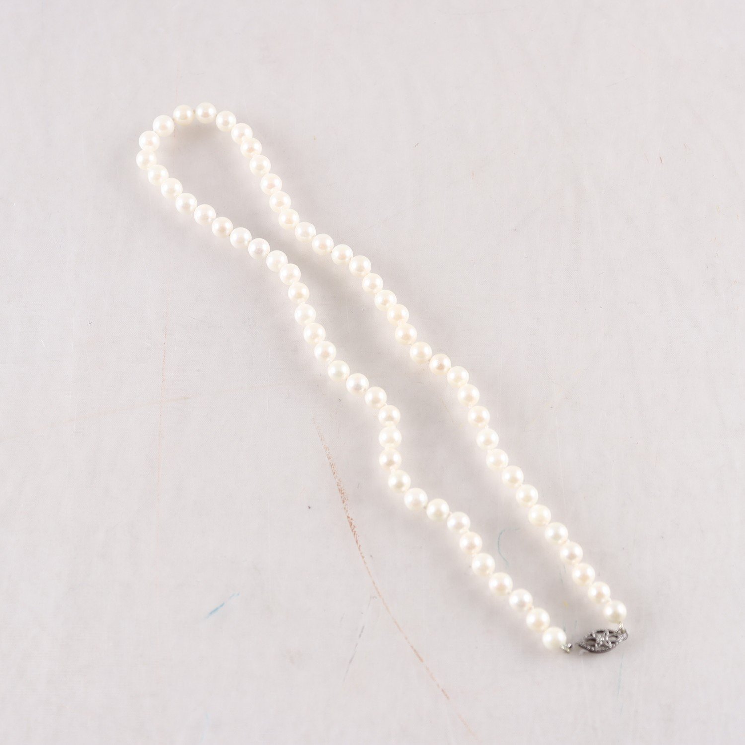 Pärlhalsband,14k vitt guld, vita 5 mm pärlor.