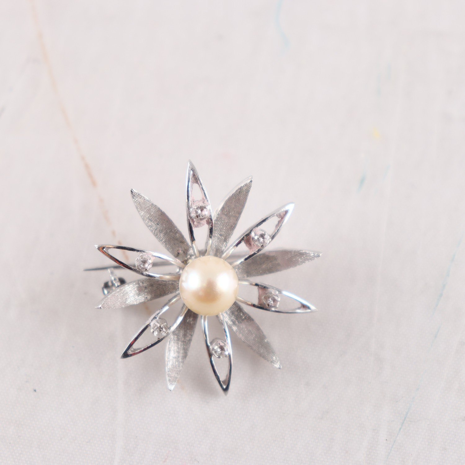 Brosch, 18k vitt guld, pärla och sten.