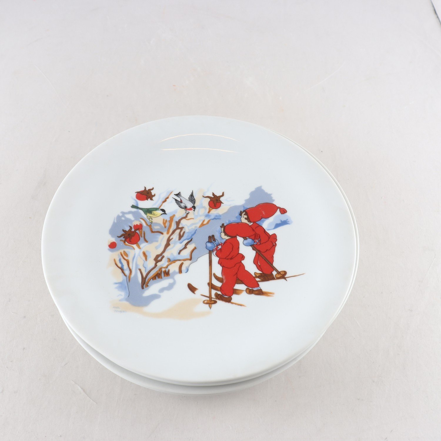 Tallrikar, ”Tomtejul”, Aina Stenberg, Rörstrand, 6 st. Samfraktas ej.