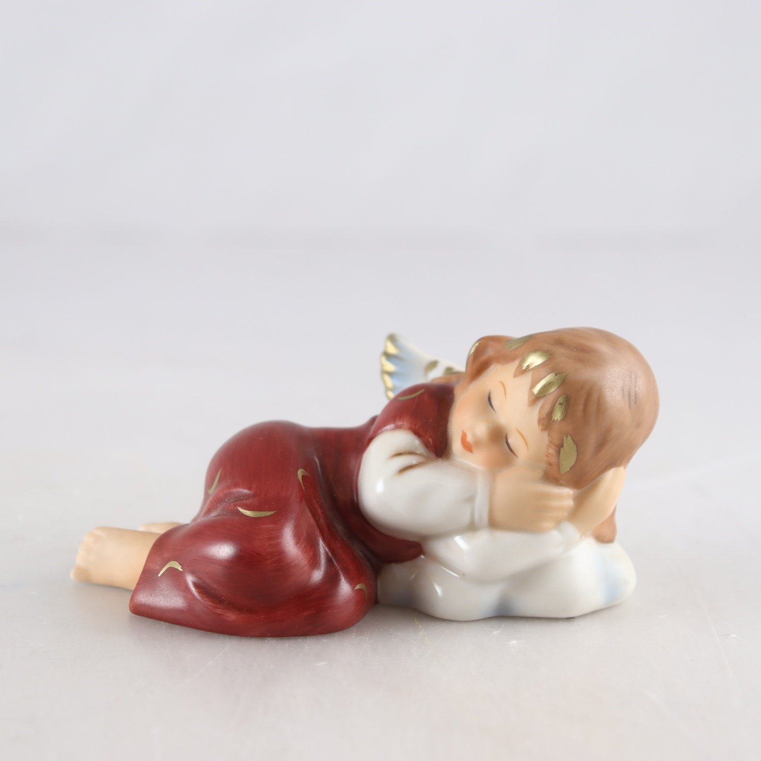 Figurin, Goebel, ”Weihnacht”, sovande ängel, Tyskland, porslin.