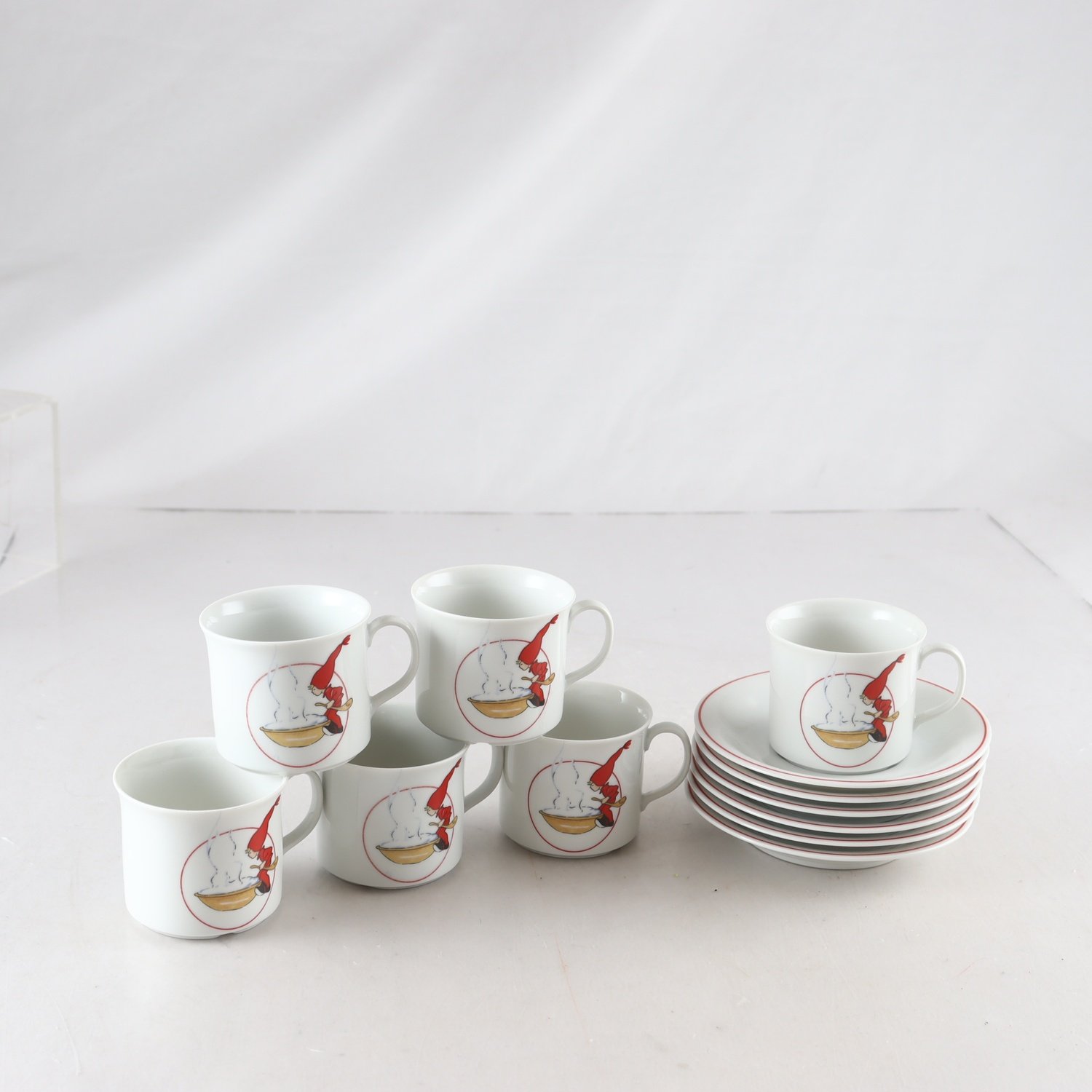 Koppar på fat, ”Tomtejul”, Aina Stenberg, Rörstrand, 6 st. Samfraktas ej.