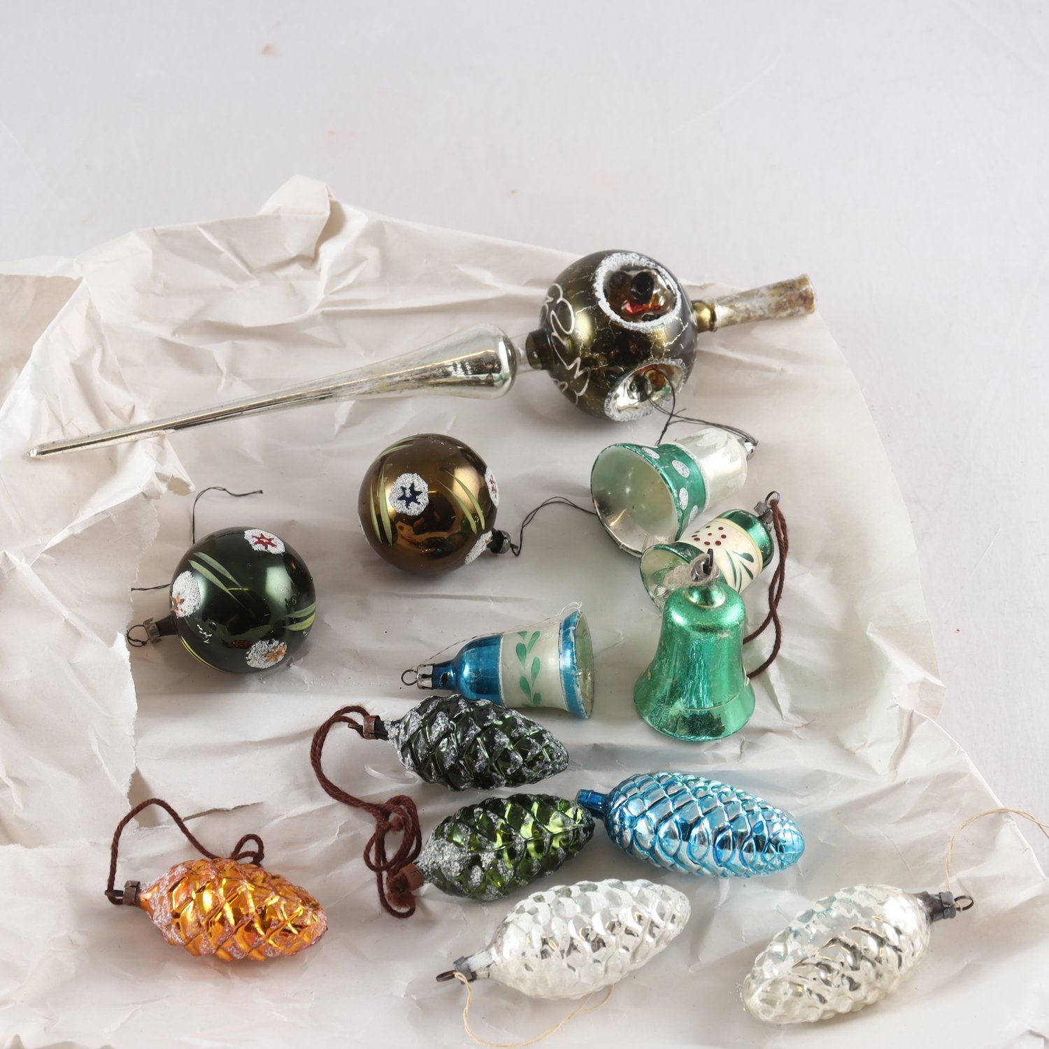 Julgranskulor och spira, 1900-tal, klockor, kottar, grön, 13 st. Samfraktas ej.