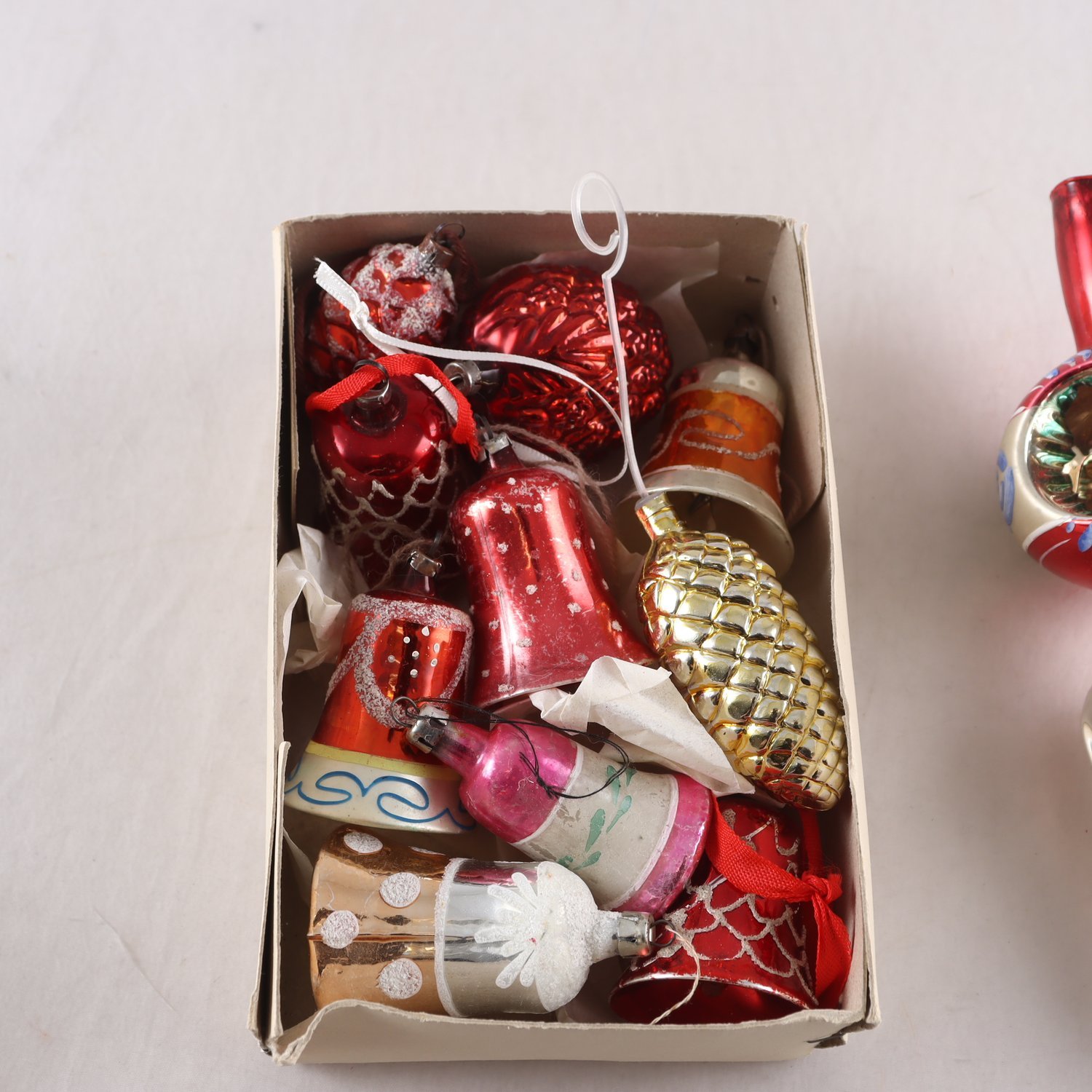 Julgranskulor och spira, 1900-tal, klockor, kottar, röd, 11 st.