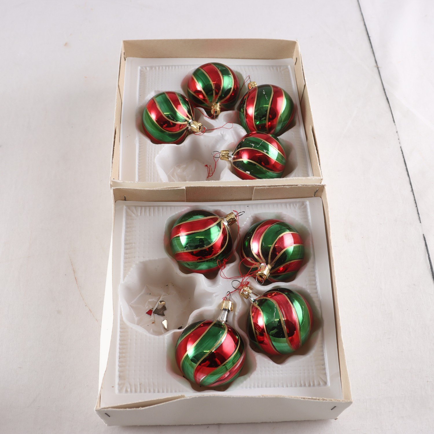 Julgranskulor, glas, 1900-tal, röd-grön, 8 st.