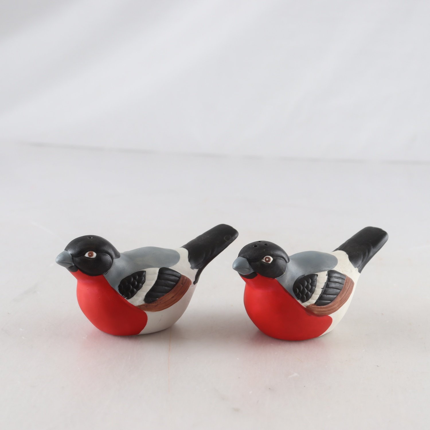 Salt & pepparströare, porslin, domherrar, Gun Ulriksson, 2 st