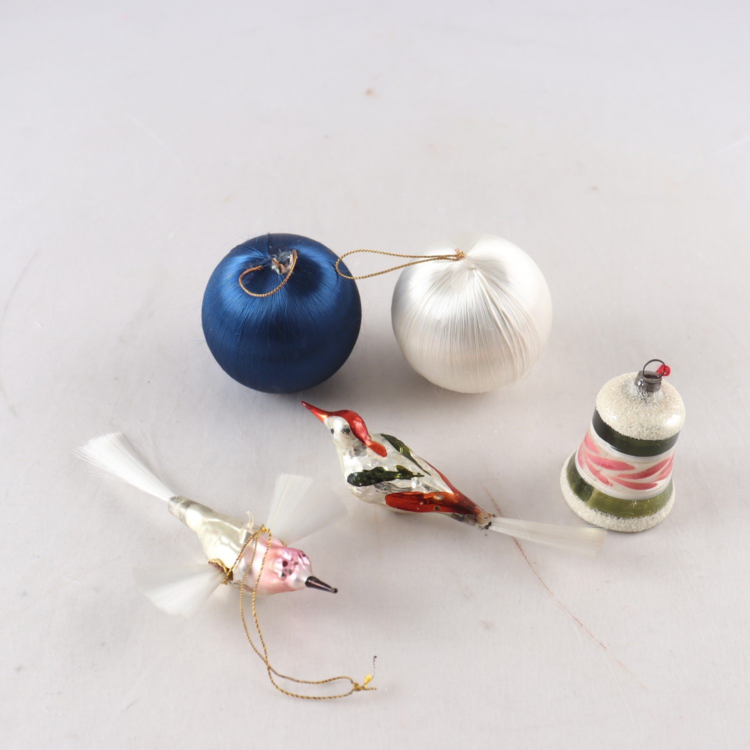 Julpynt, textilkulor, fåglar, klocka, 1900-tal. Samfraktas ej.