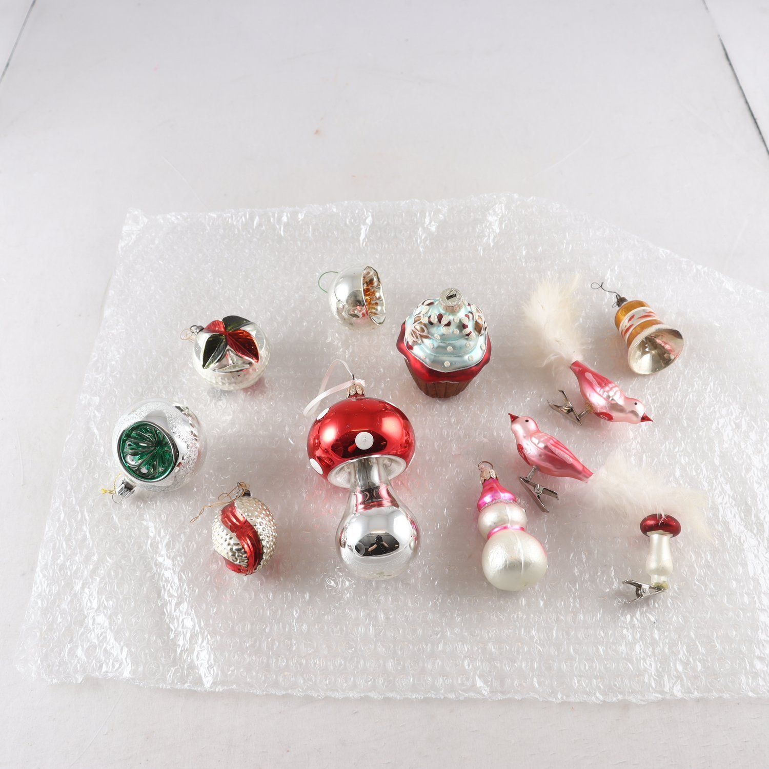 Julgranspynt, glas, 1900-tal, fåglar, svampar, klockor. Samfraktas ej.