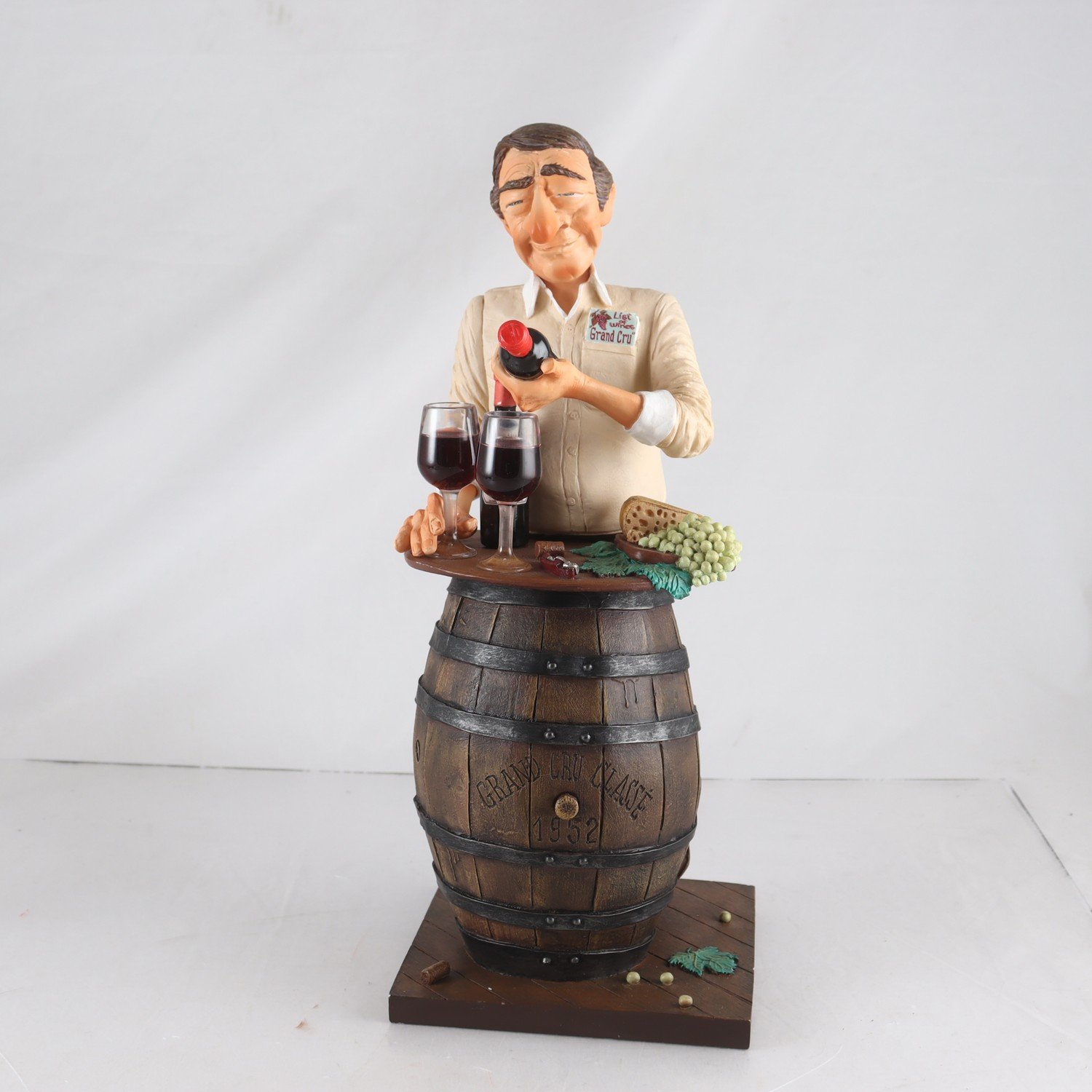 Skulptur, guillermo forchino, ’The wine lover’, konstmassa. Samfraktas ej.