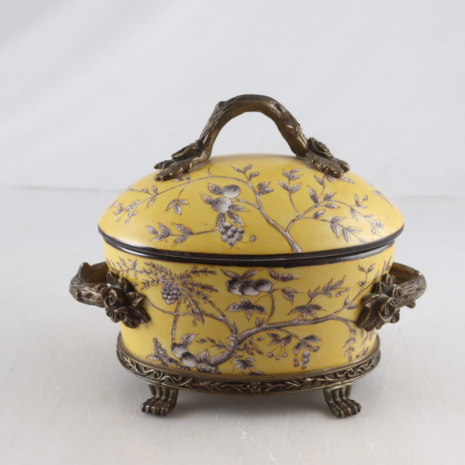 Jardinjär, GochC, porslin och mässing, ornamenterad. Samfraktas ej.