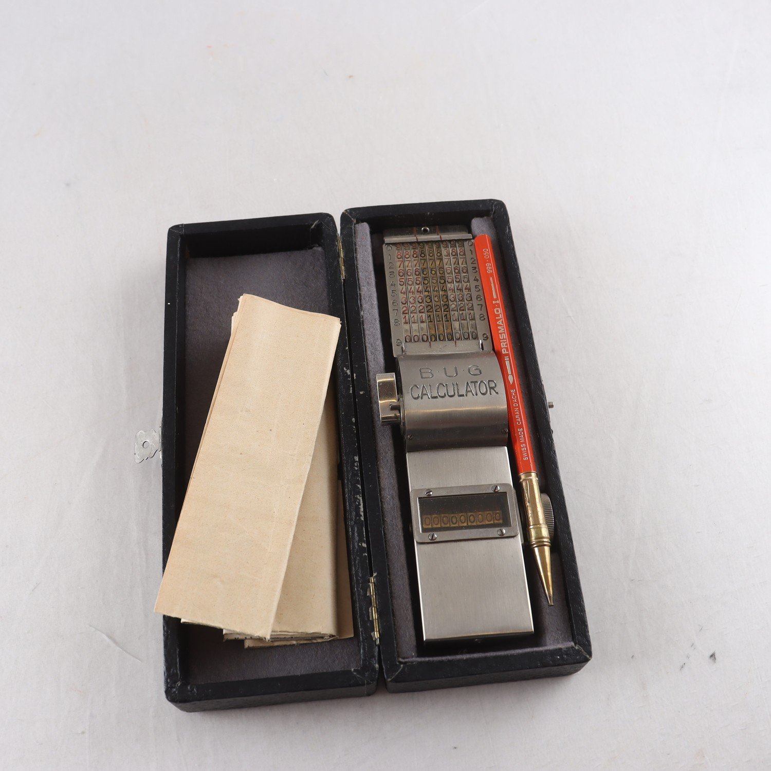 Räknemaskin, B.U.G Calculator, Tyskland, inkl. mini skydd/penna, metall.