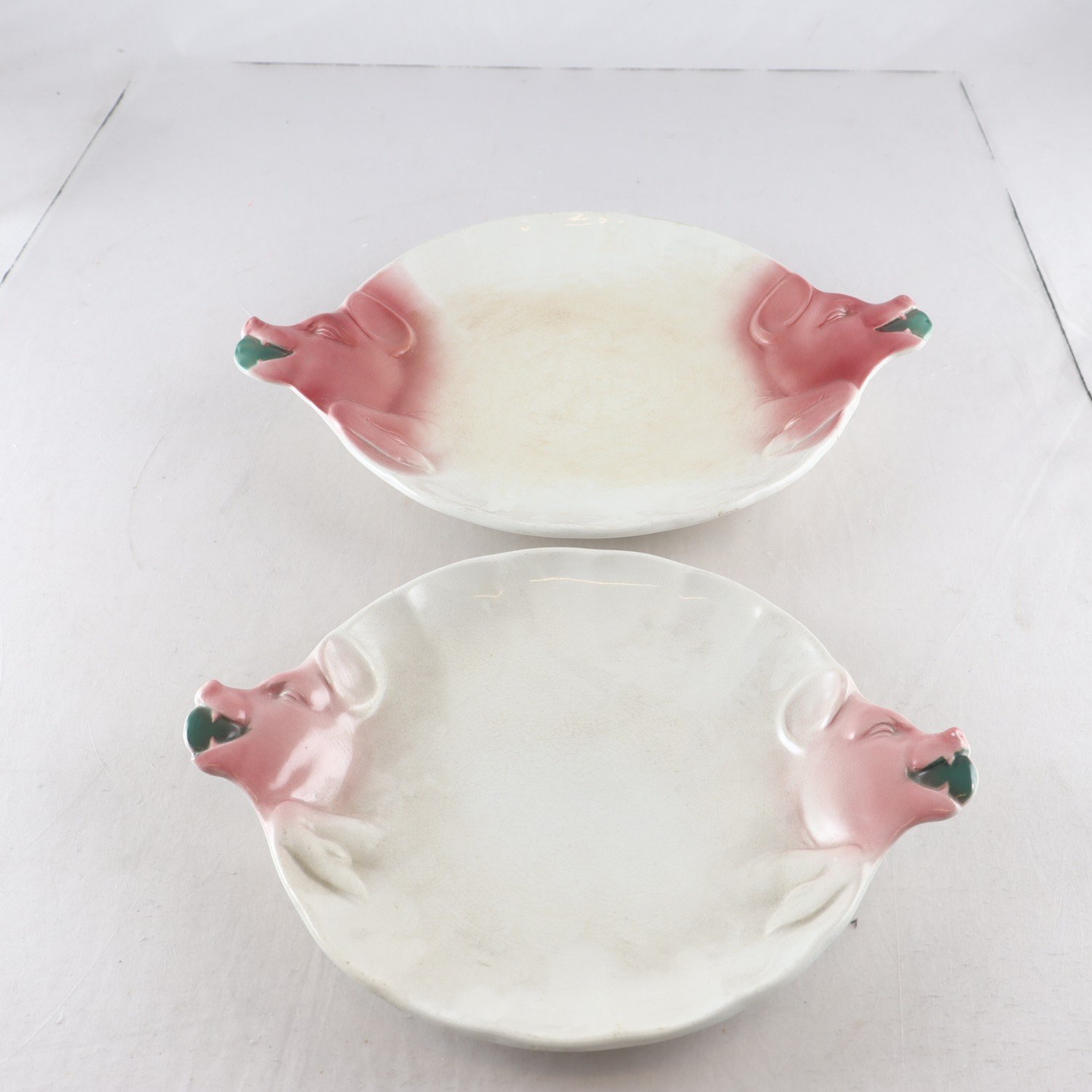 Serveringsfat, porslin, grisar, Rörstrand, 2 st. Samfraktas ej.