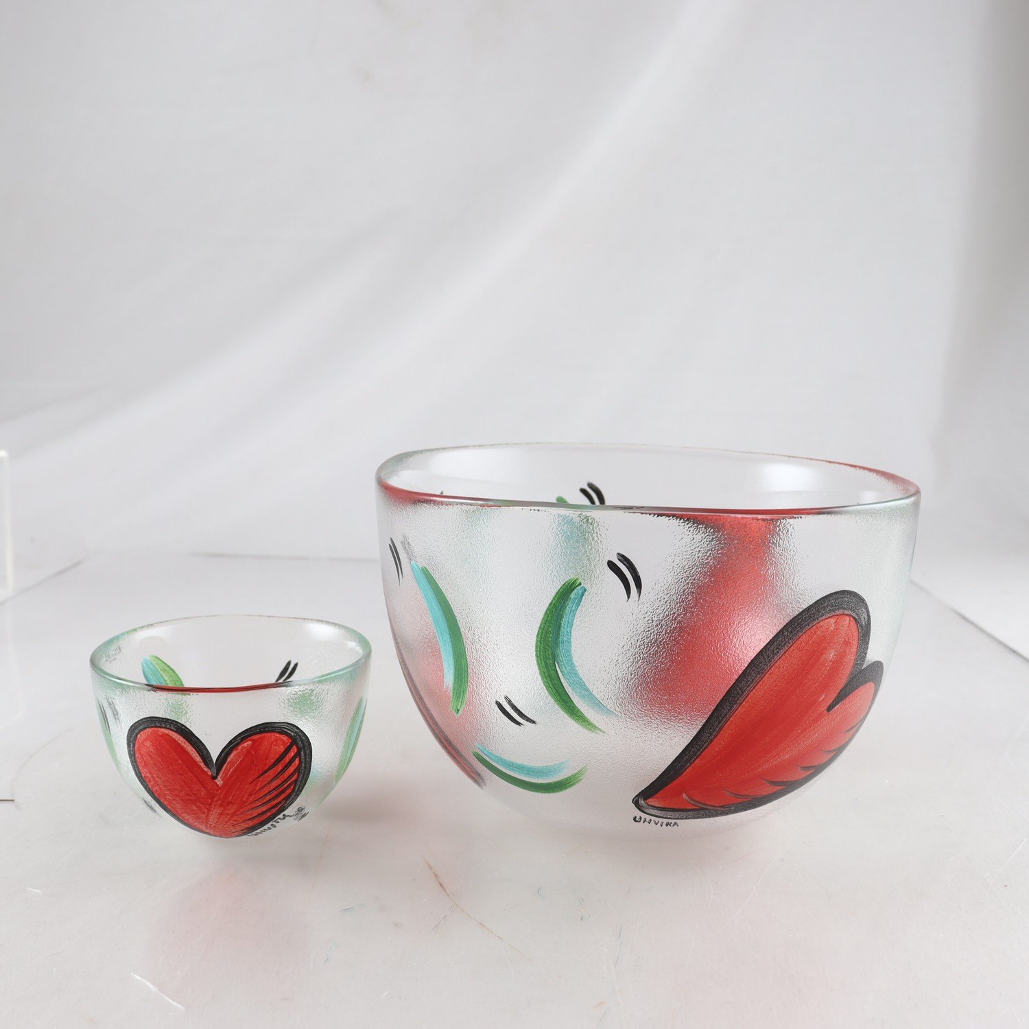 Skålar, Kosta Boda, ”Hearts”, Ulrica Hydman-Vallien, glas, 2 st. Samfraktas ej.
