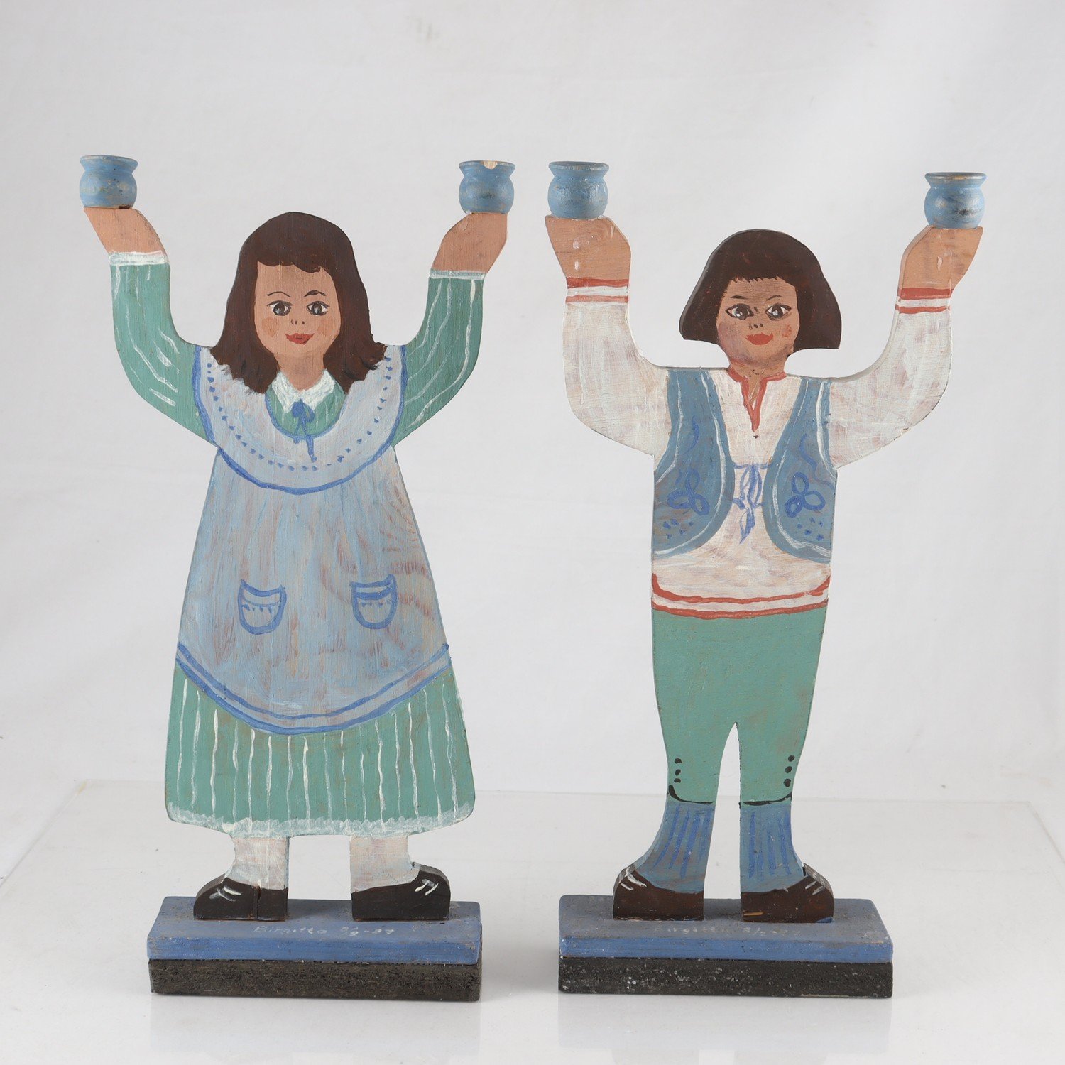 Paret ljusstakar, trä, hemmagjorda, sign. Birgitta, 1987. Samfraktas ej.