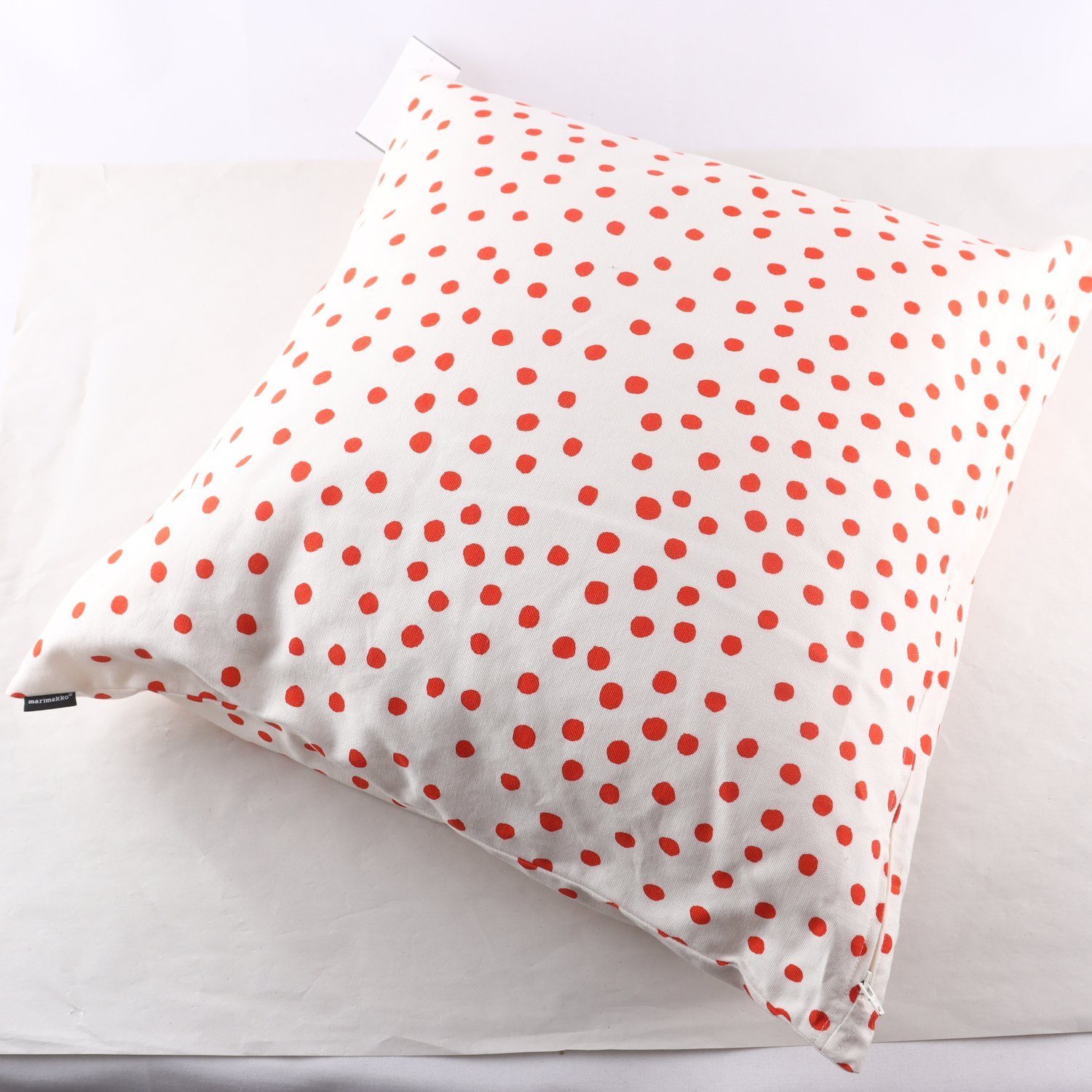 Kudde, Marimekko, vit, röd, prickig, stl. ca 45 x 50 cm