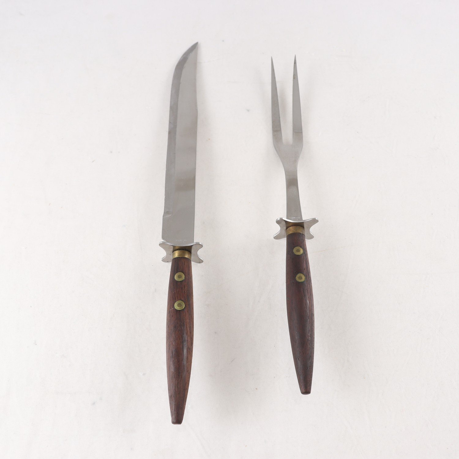 Trancherbestick, rostfritt stål, handtag i teak, mässingsdetaljer