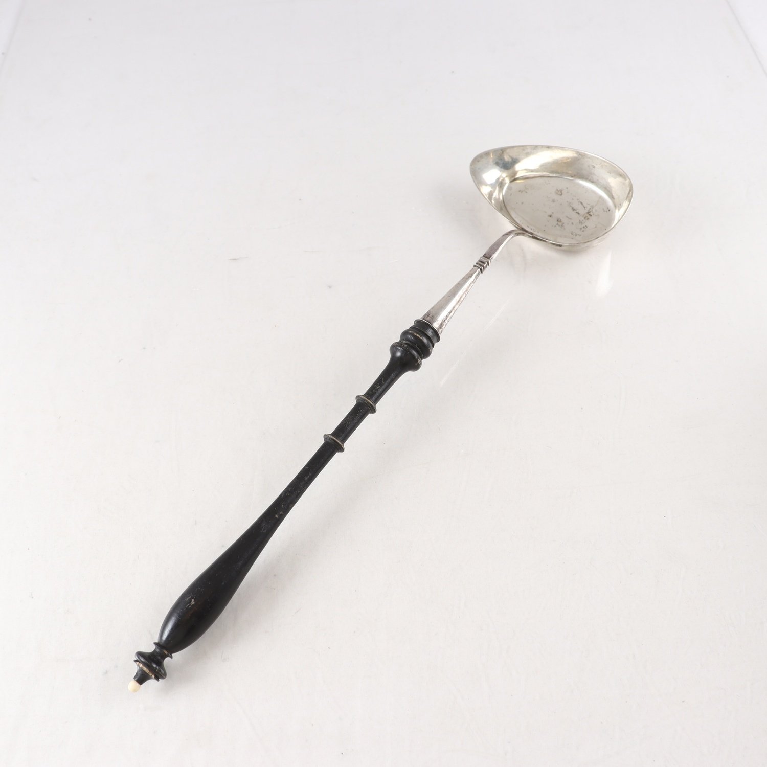 Soppslev, silver, handtag i svärtat trä. Samfraktas ej