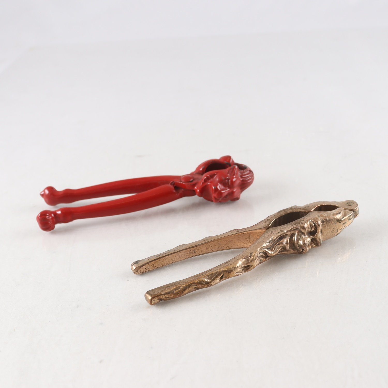 Nötknäckare, dekor i form av ett lejon samt av en tomte, 2 st