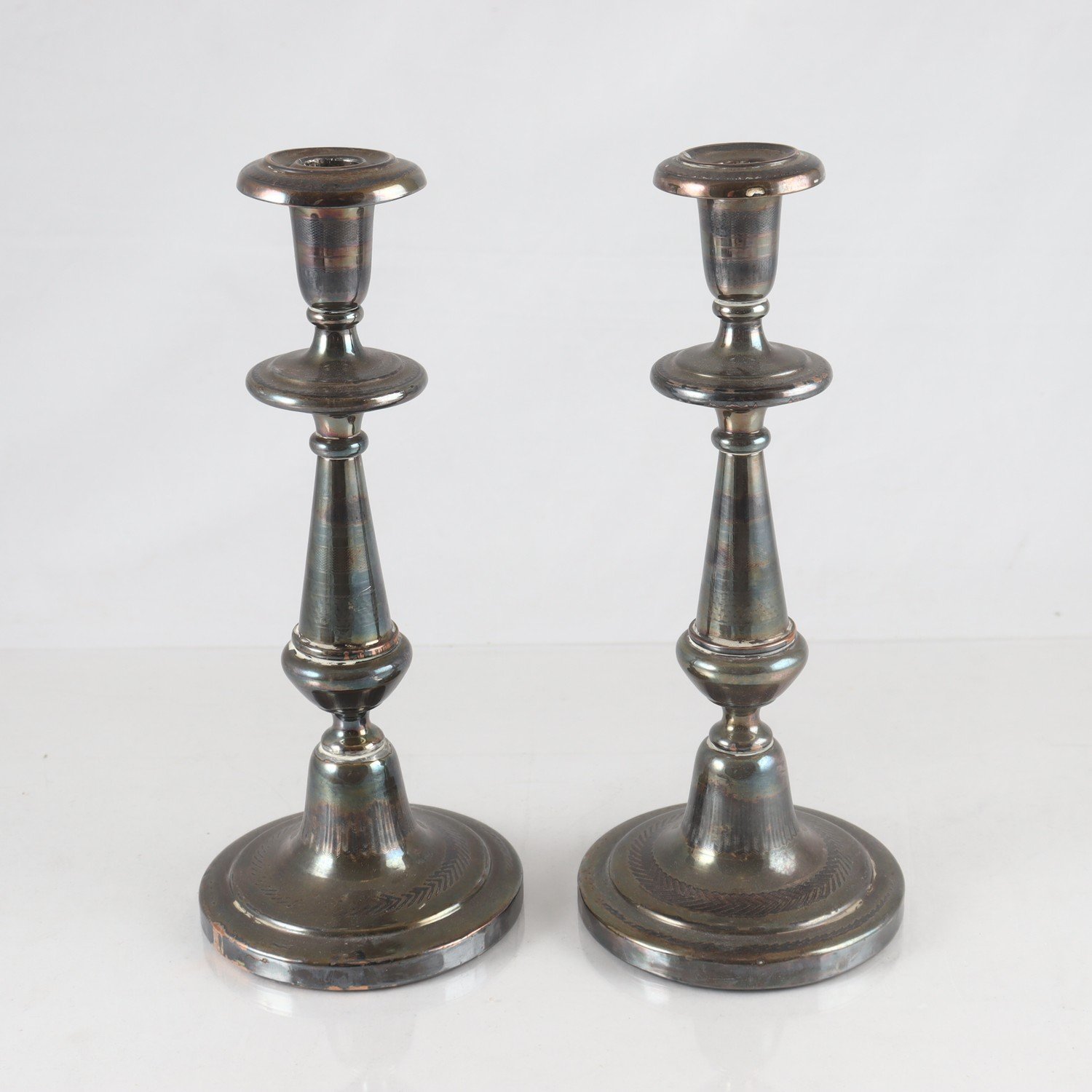 Paret ljusstakar, försilvrat koppar, slutet av 1700-talet. Samfraktas ej.