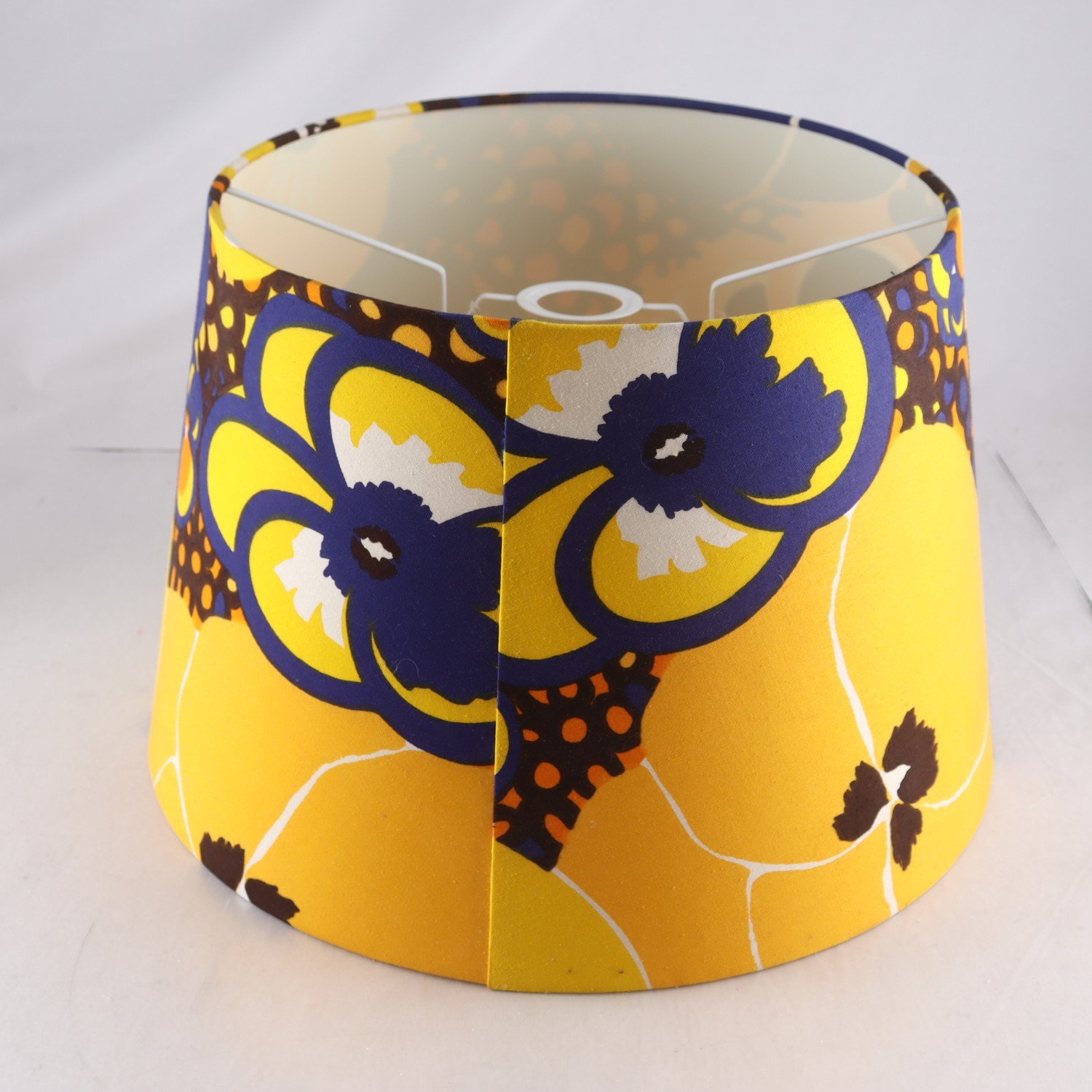 Lampskärm, Marjatta Hetsovaara, Orvokit. Endast avhämtning.