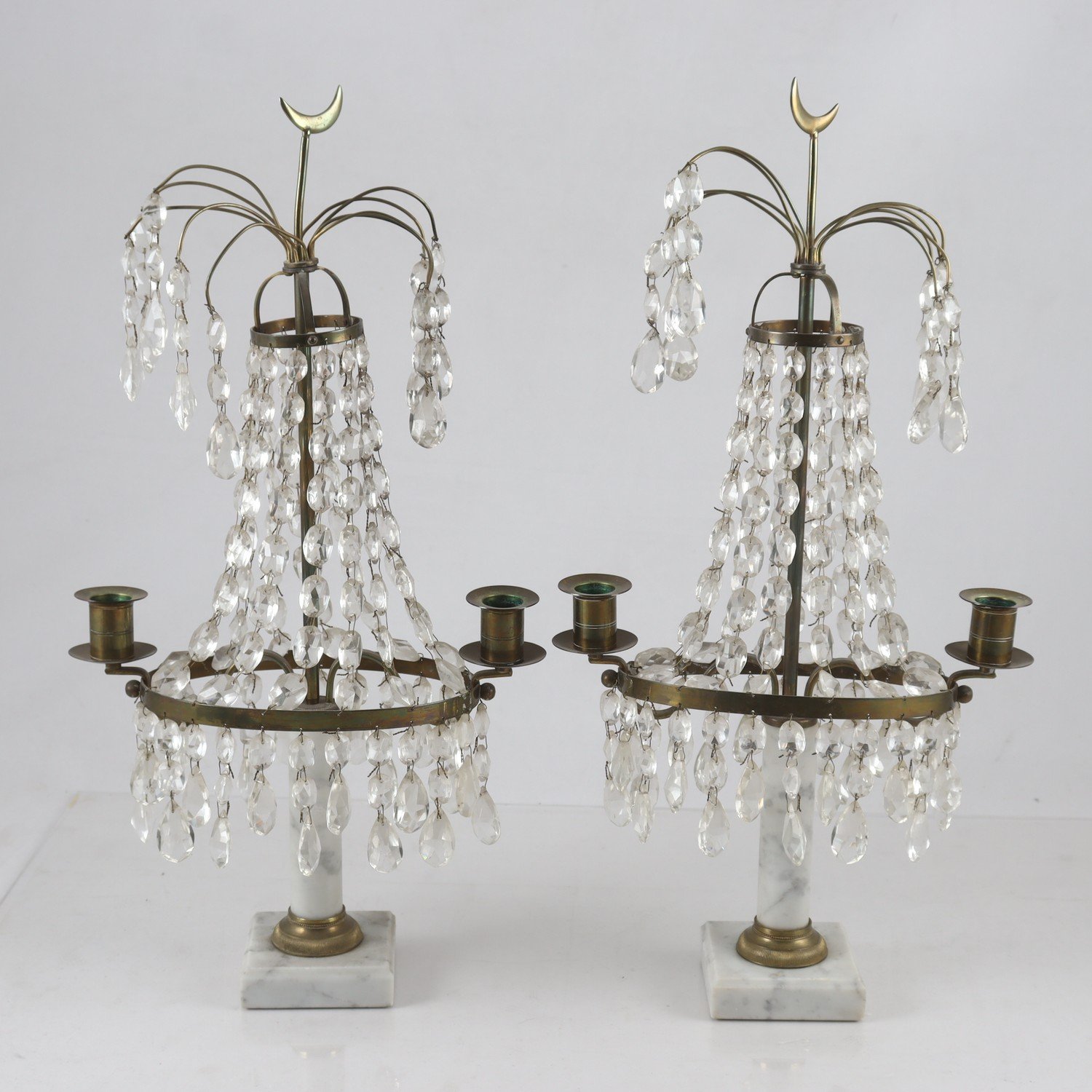 Paret bordslystrar, fot i marmor, gustaviansk stil, 1900-tal. Endast avhämtning.