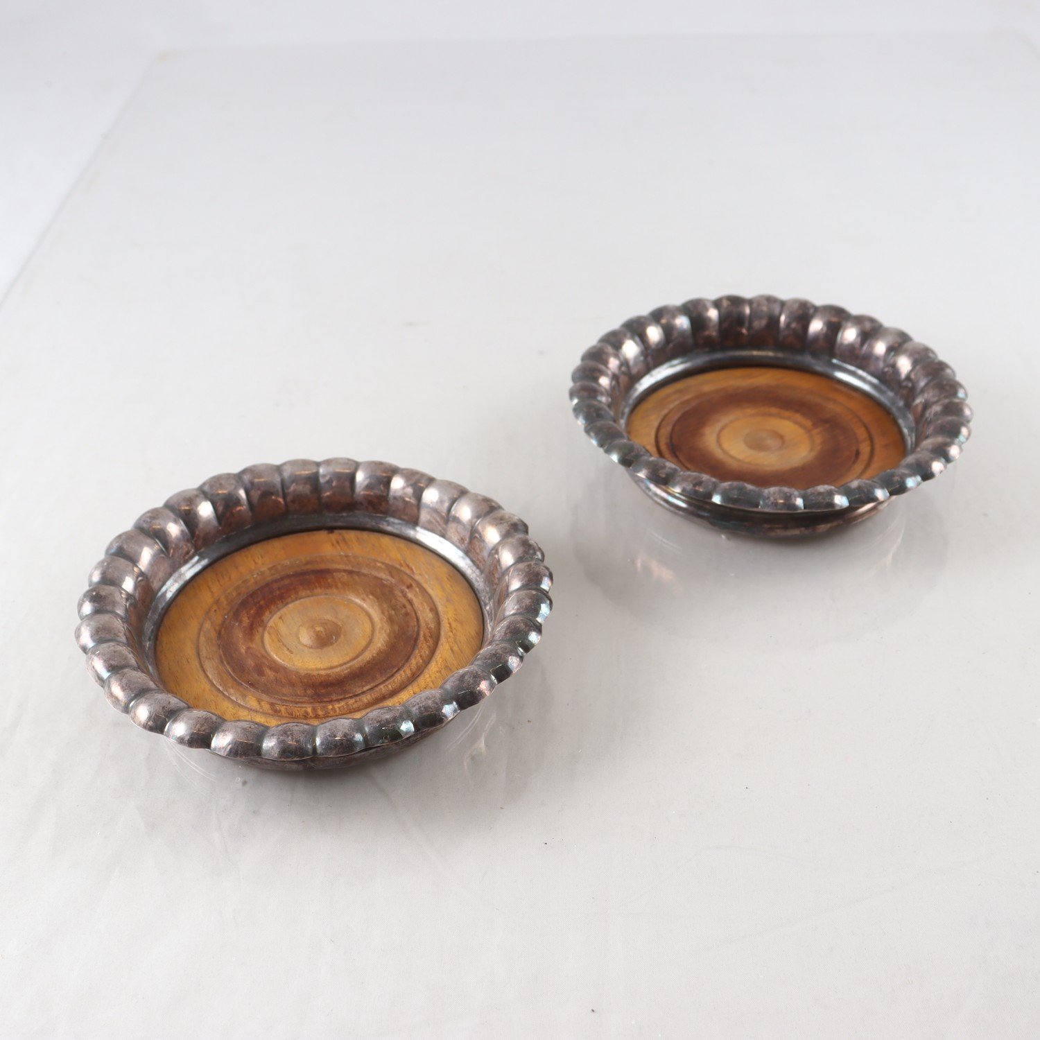Paret coasters, nysilver, träbotten, ostämplade