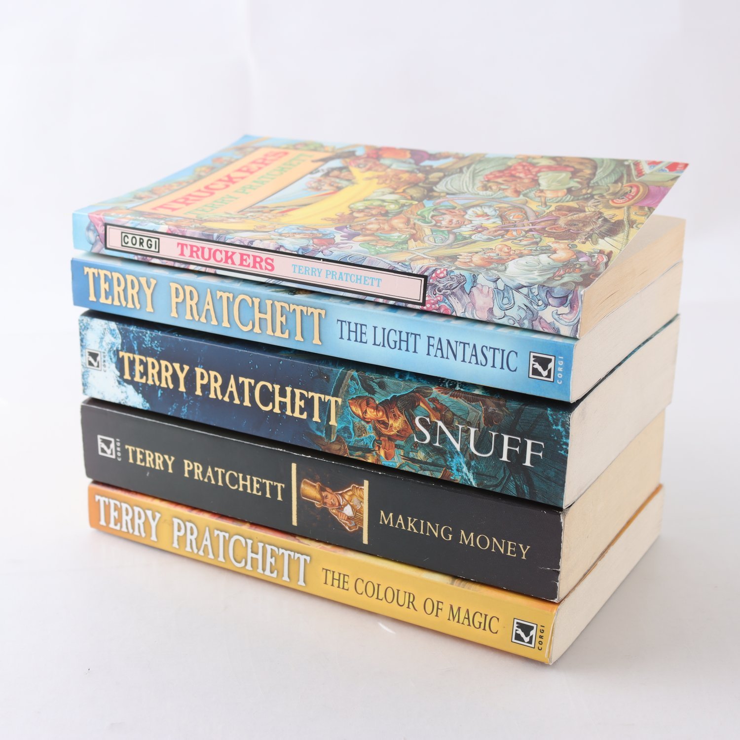 Terry Pratchett, bokpaket med 5 volymer ur Discworld-serien