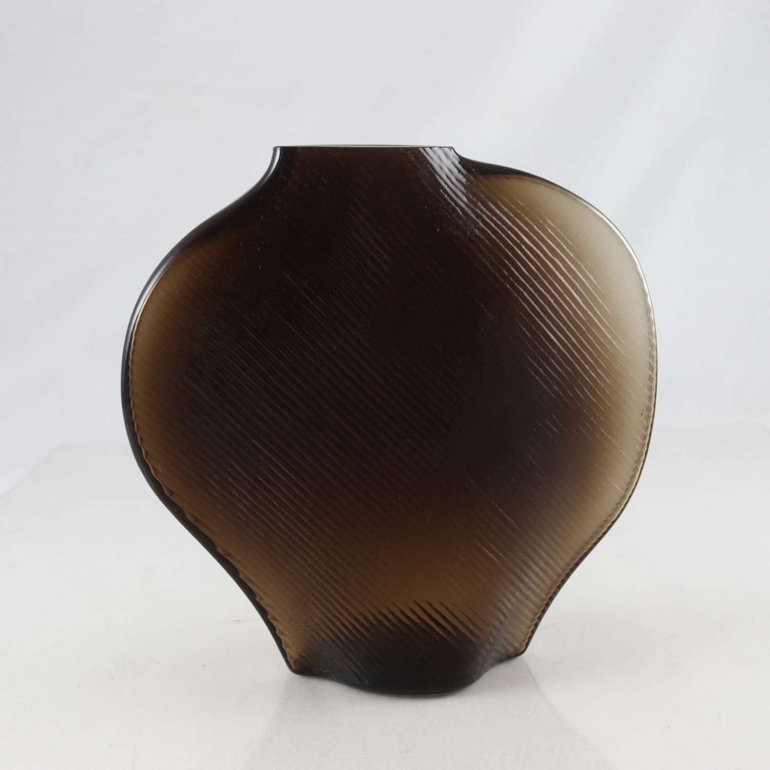 Vas, Formgatan, ”Flow 02”, Matias Moellenbach, rökfärgat glas. Samfraktas ej