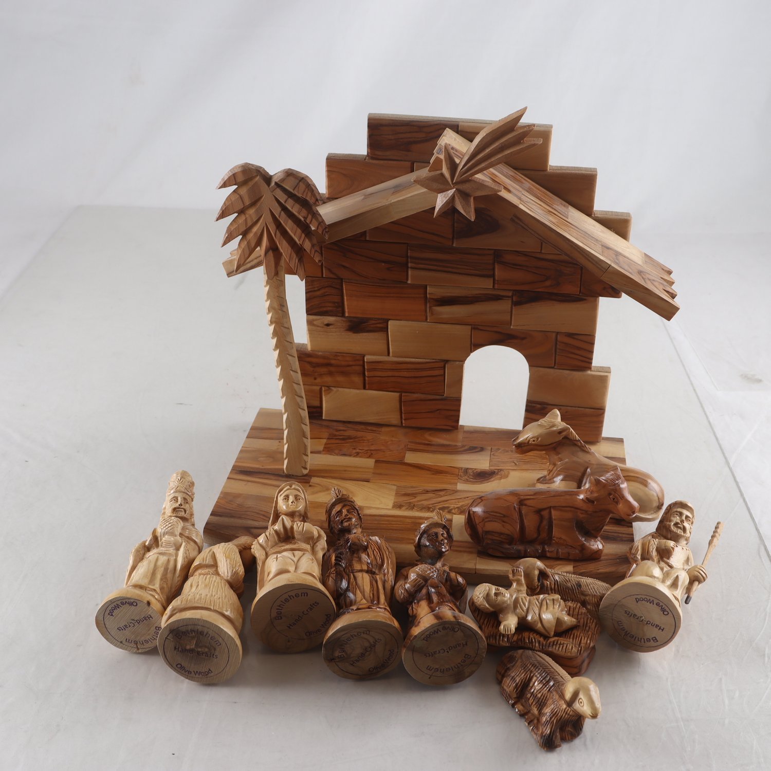 Julkrubba, snidat trä. Samfraktas ej.