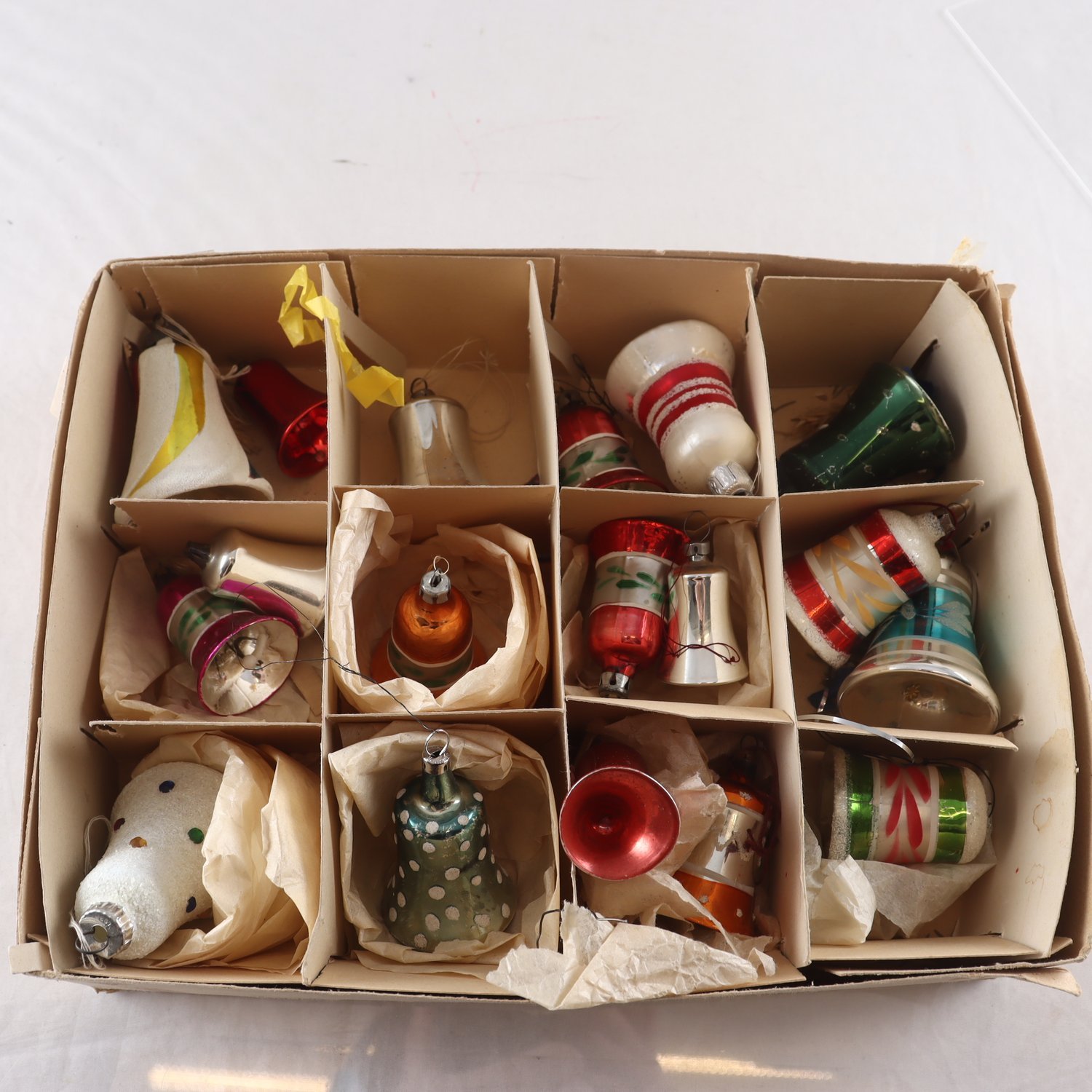 Julgranskulor, glas, klockor, 18 st. Samfraktas ej.