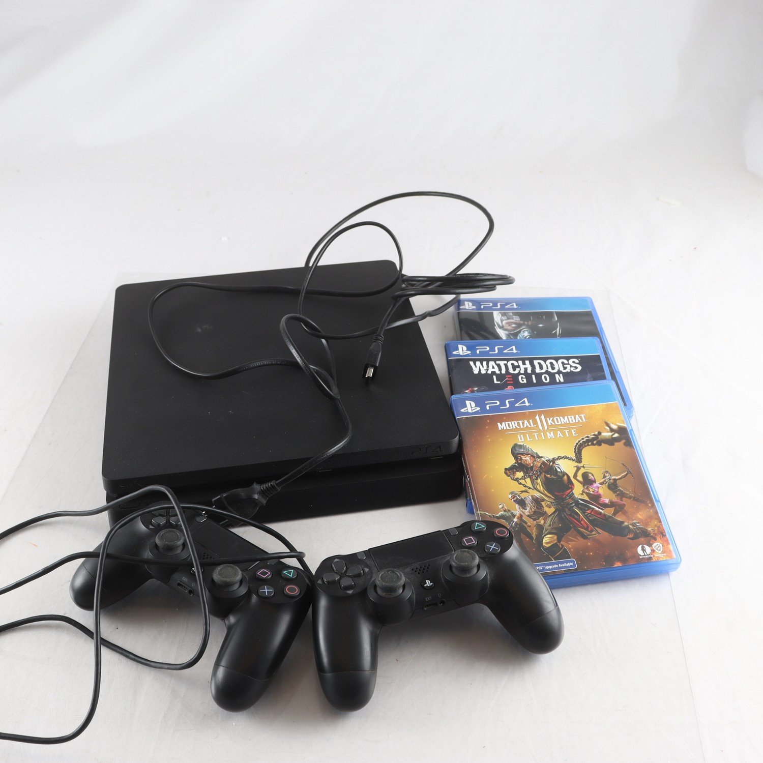 Spelkonsol, Playstation 4 med 3 spel, och 2 st handkontroller. Samfraktas ej.