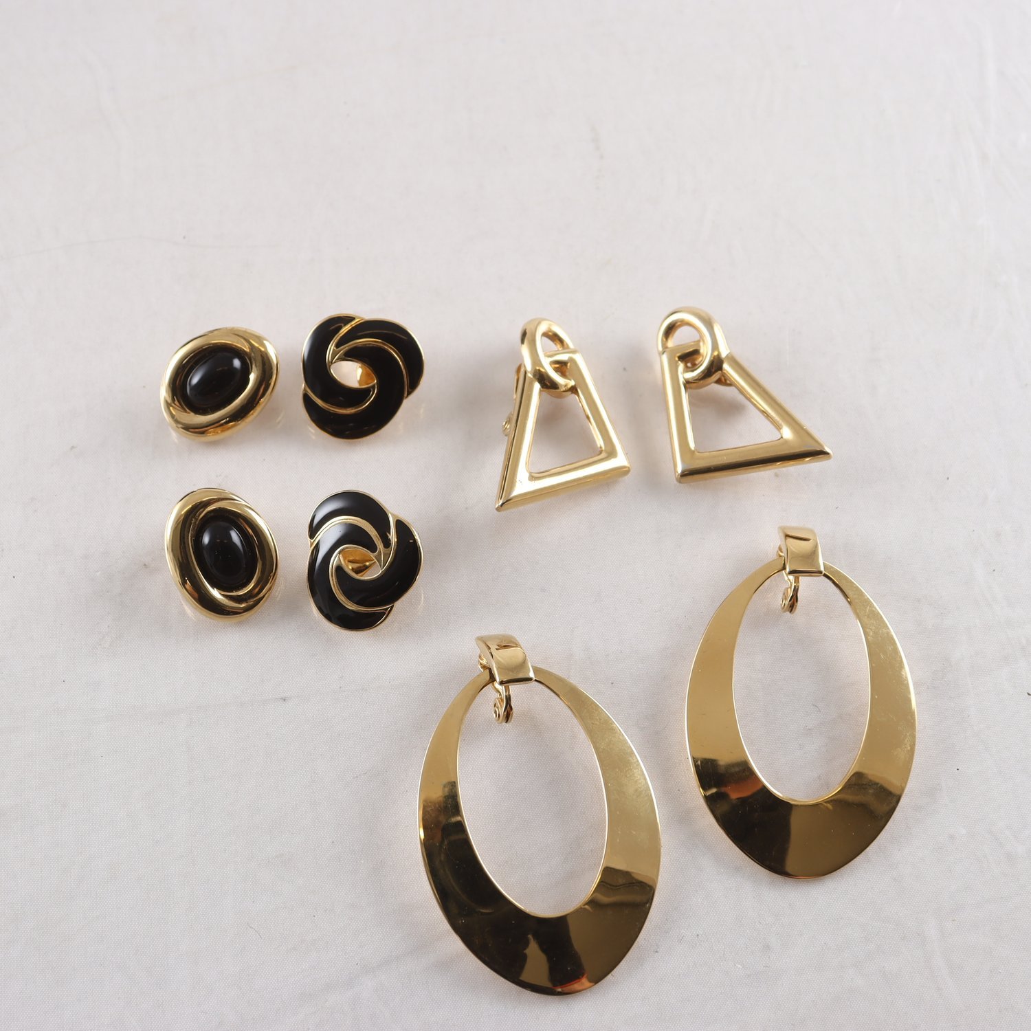 Smyckesset, Monet, Örhängen