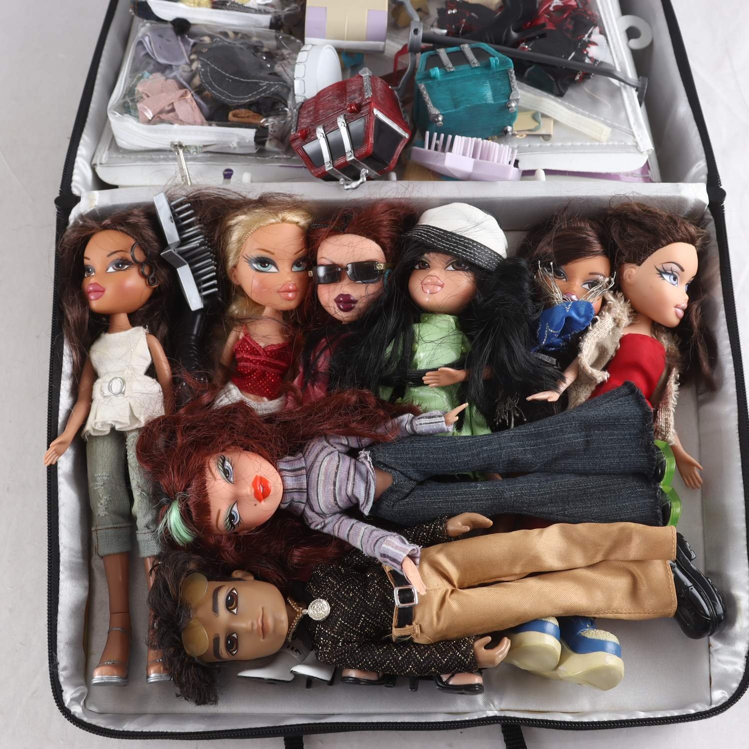 Dockor, Bratz med tillbehör och väska. Samfraktas ej.
