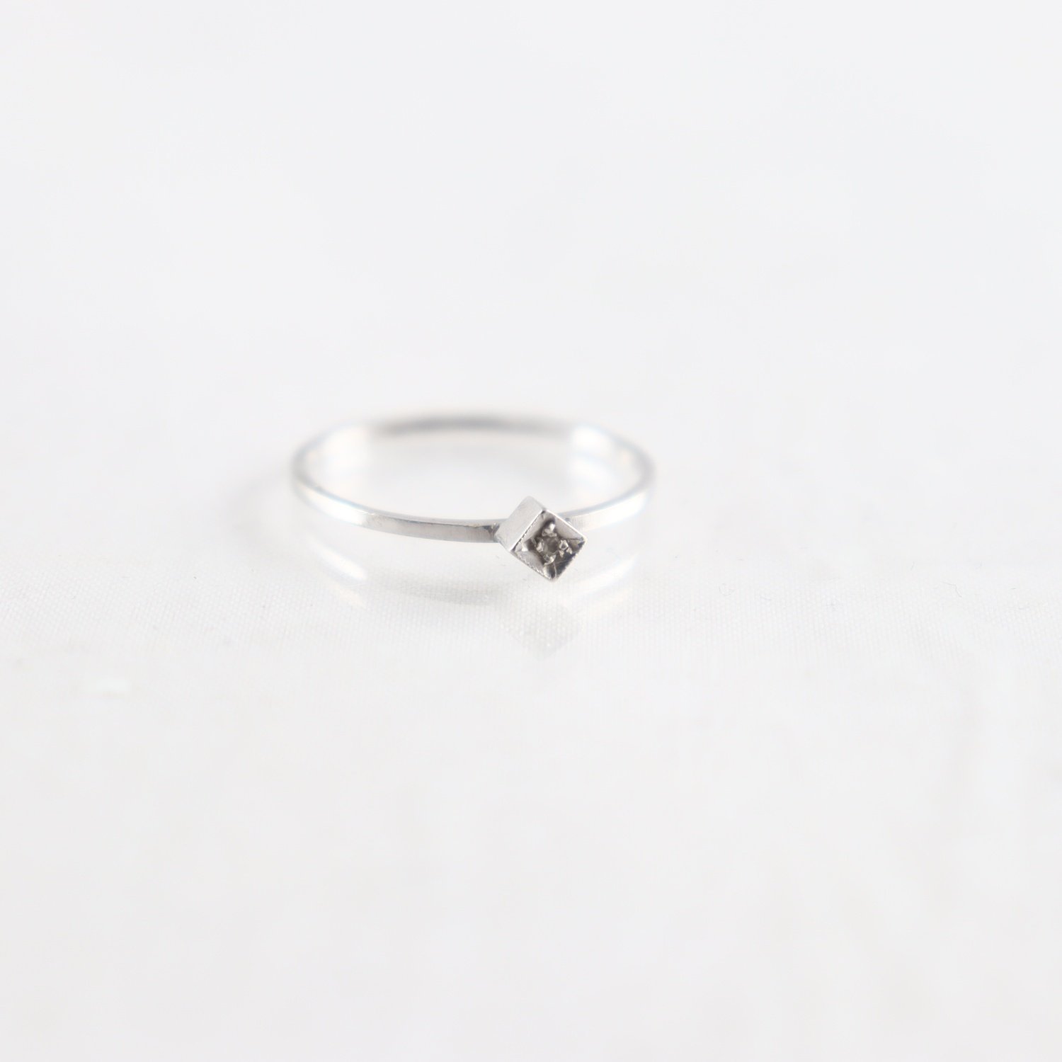 Ring, vitt guld, vikt: 1,2 g